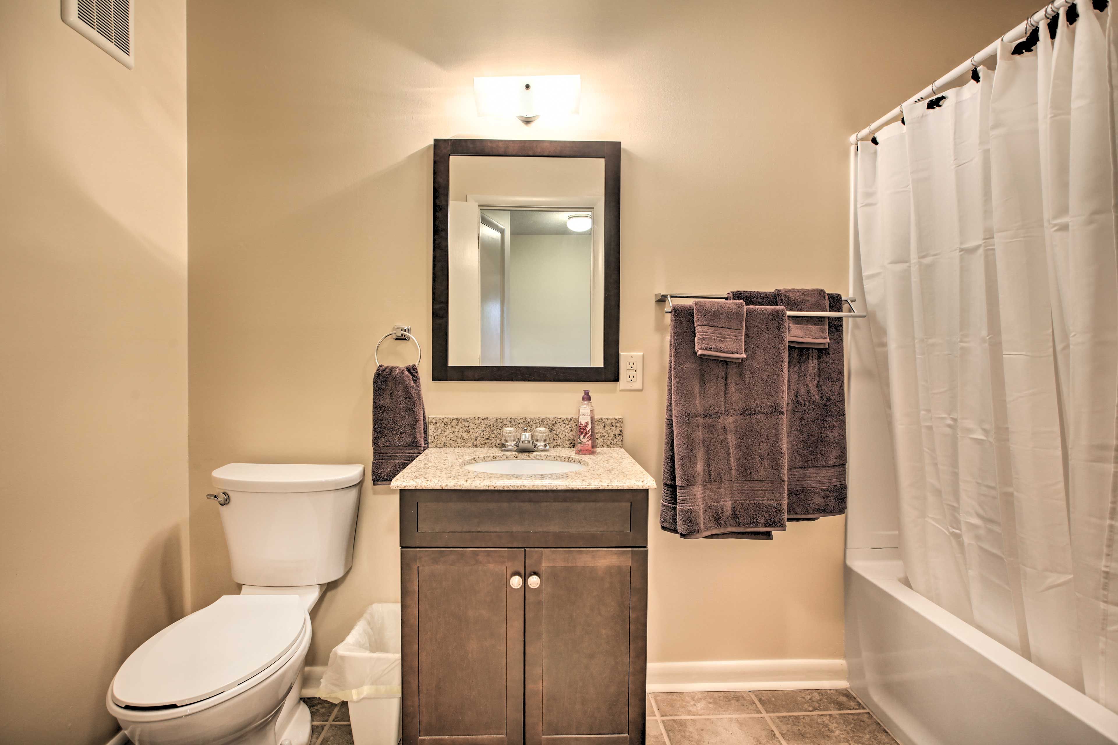 Full Bathroom | Towels Provided