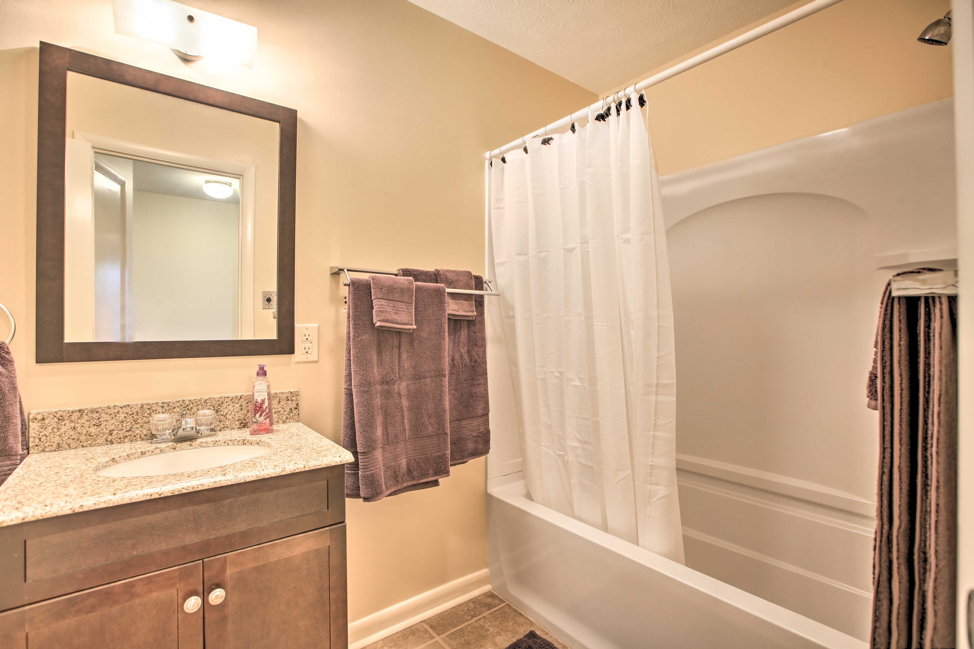 Full Bathroom | Shower/Tub Combo