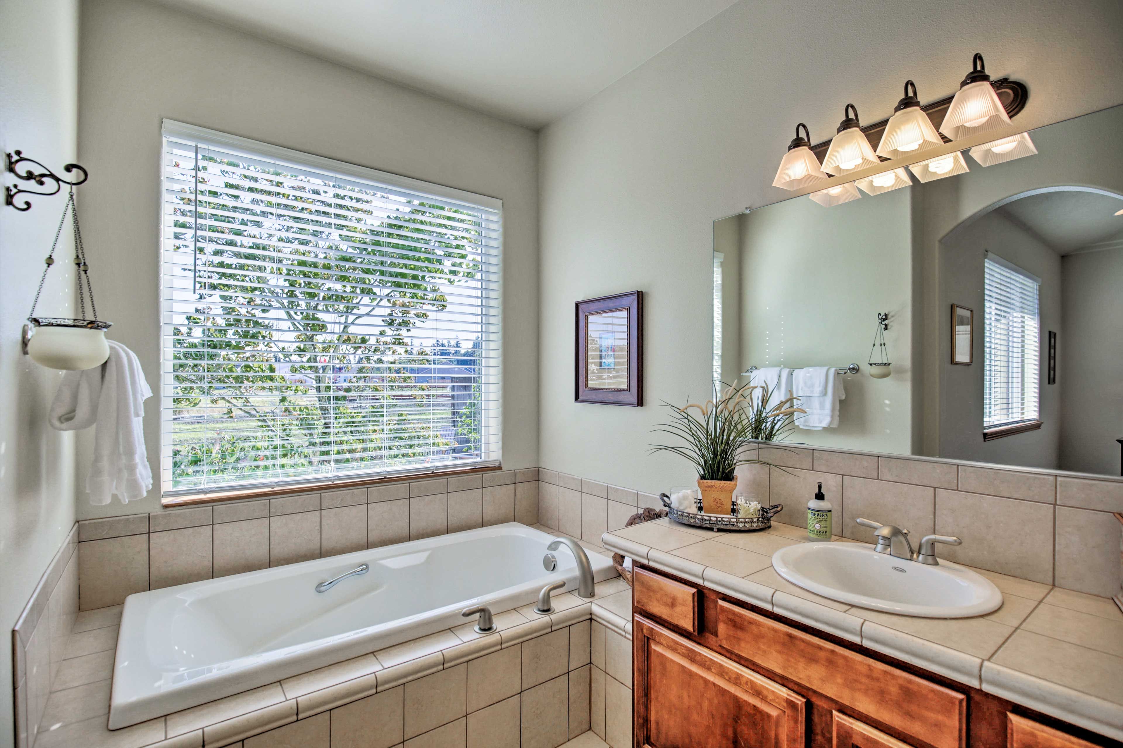 Full Bathroom | Linens & Towels