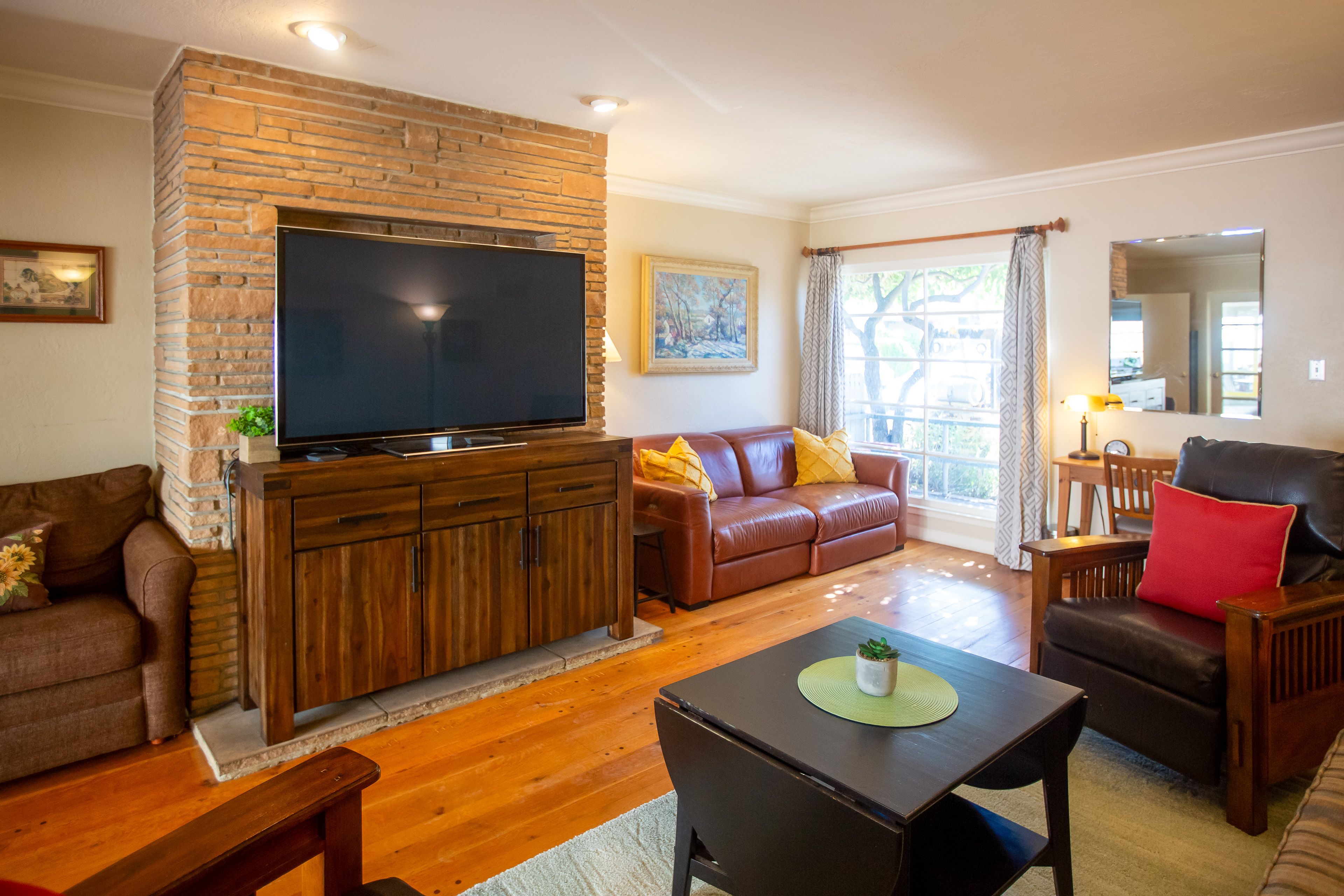 Living Room | Smart TV | Free WiFi | Netflix | Central Heating