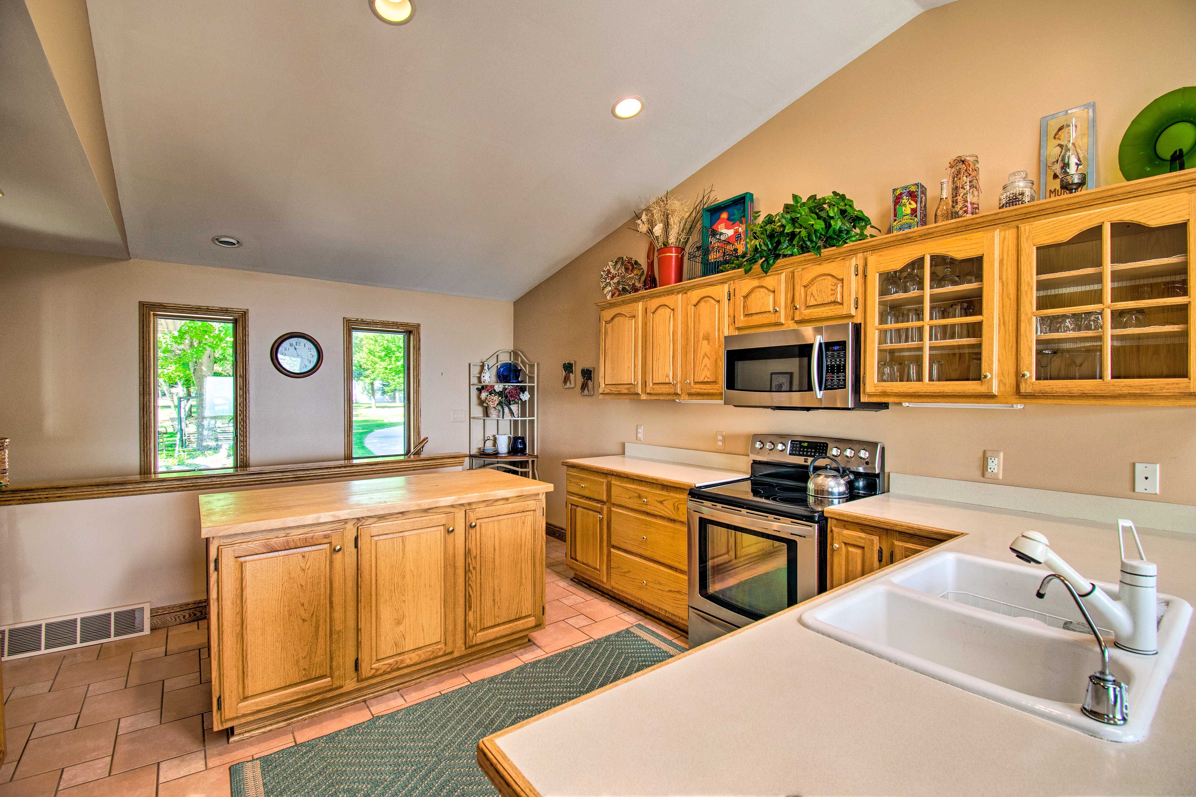 Pack a lakeside picnic on the kitchen island.