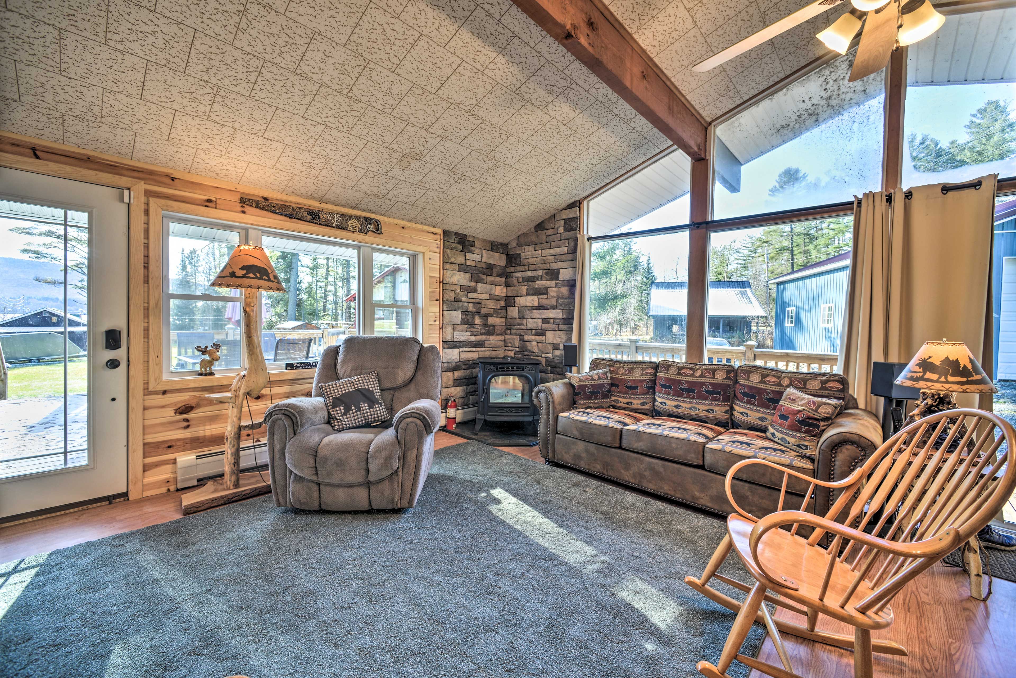 Living Room | Sleeper Sofa | Free WiFi | DirecTV | A/C | Central Heat