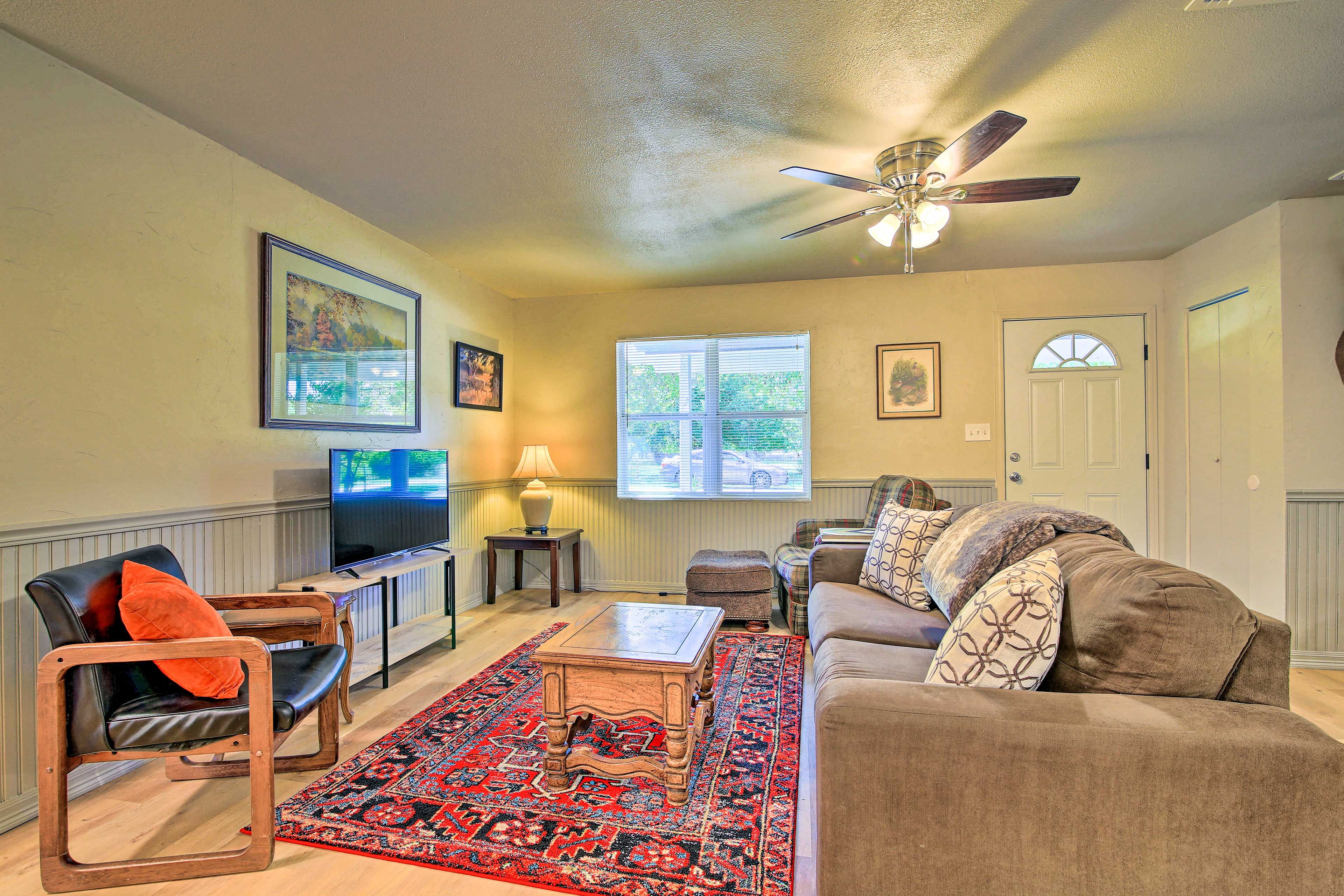 Living Room | Free WiFi | Central A/C & Heat