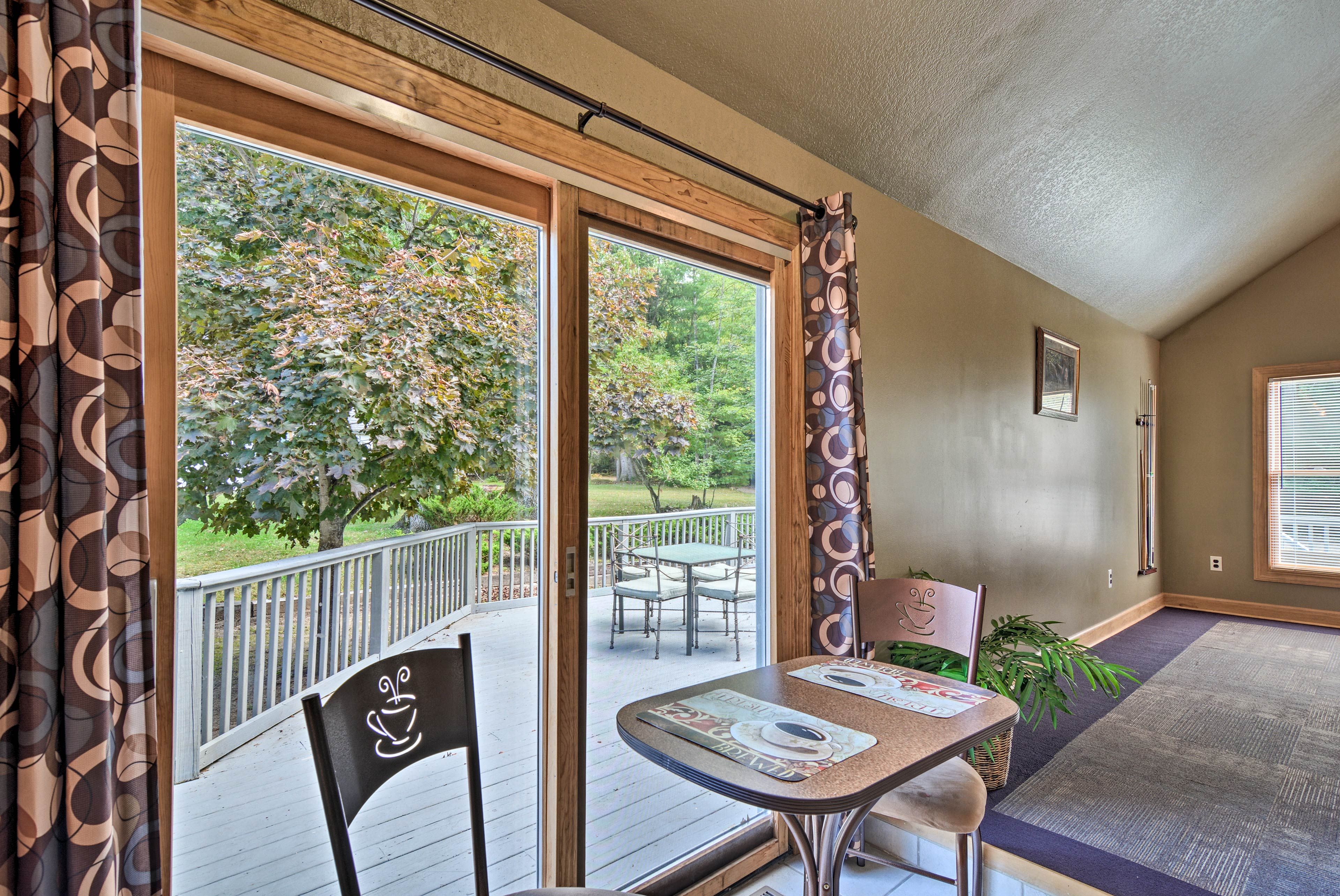 Dining Area | Dishware & Flatware Provided