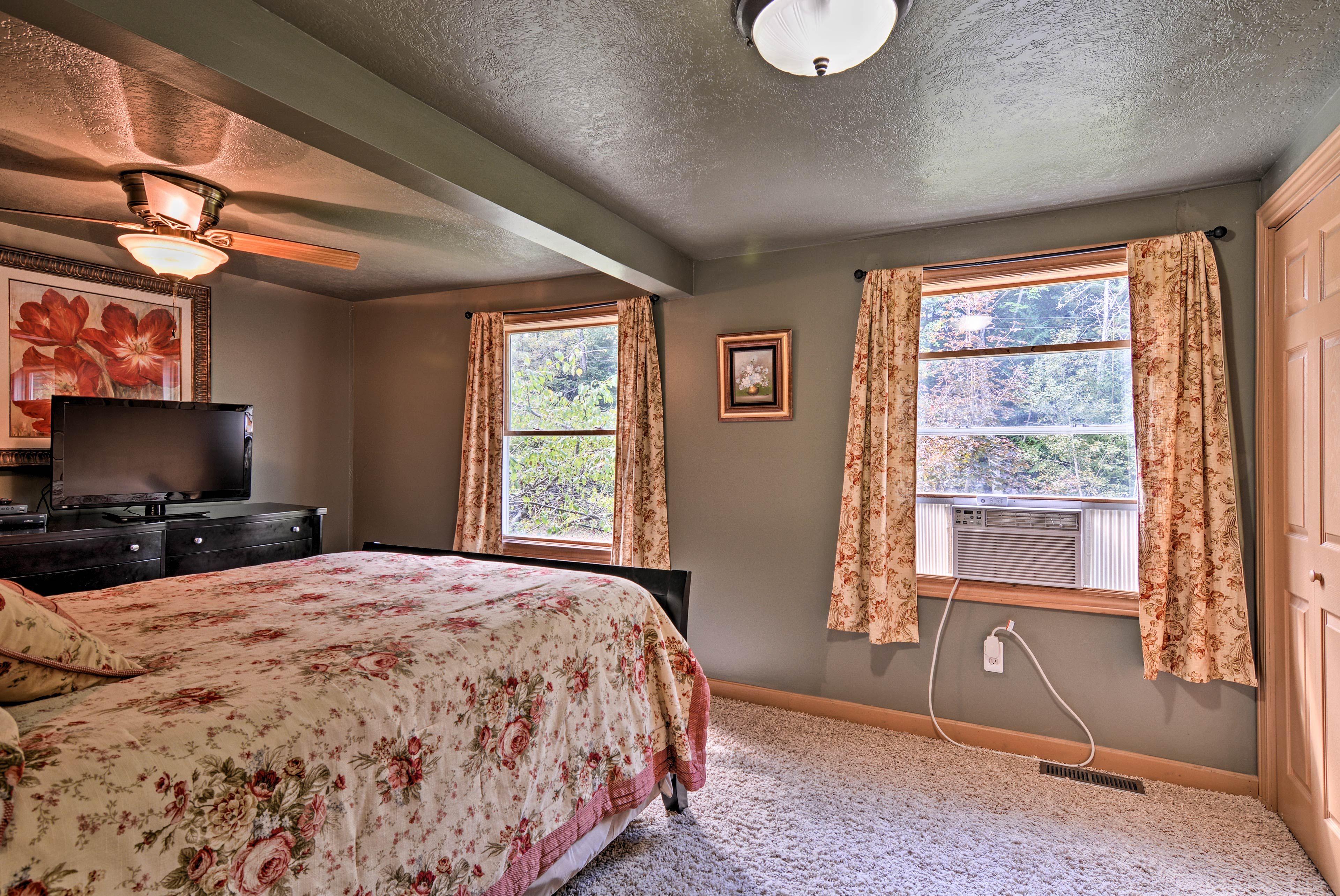 Bedroom 1 | Queen Bed