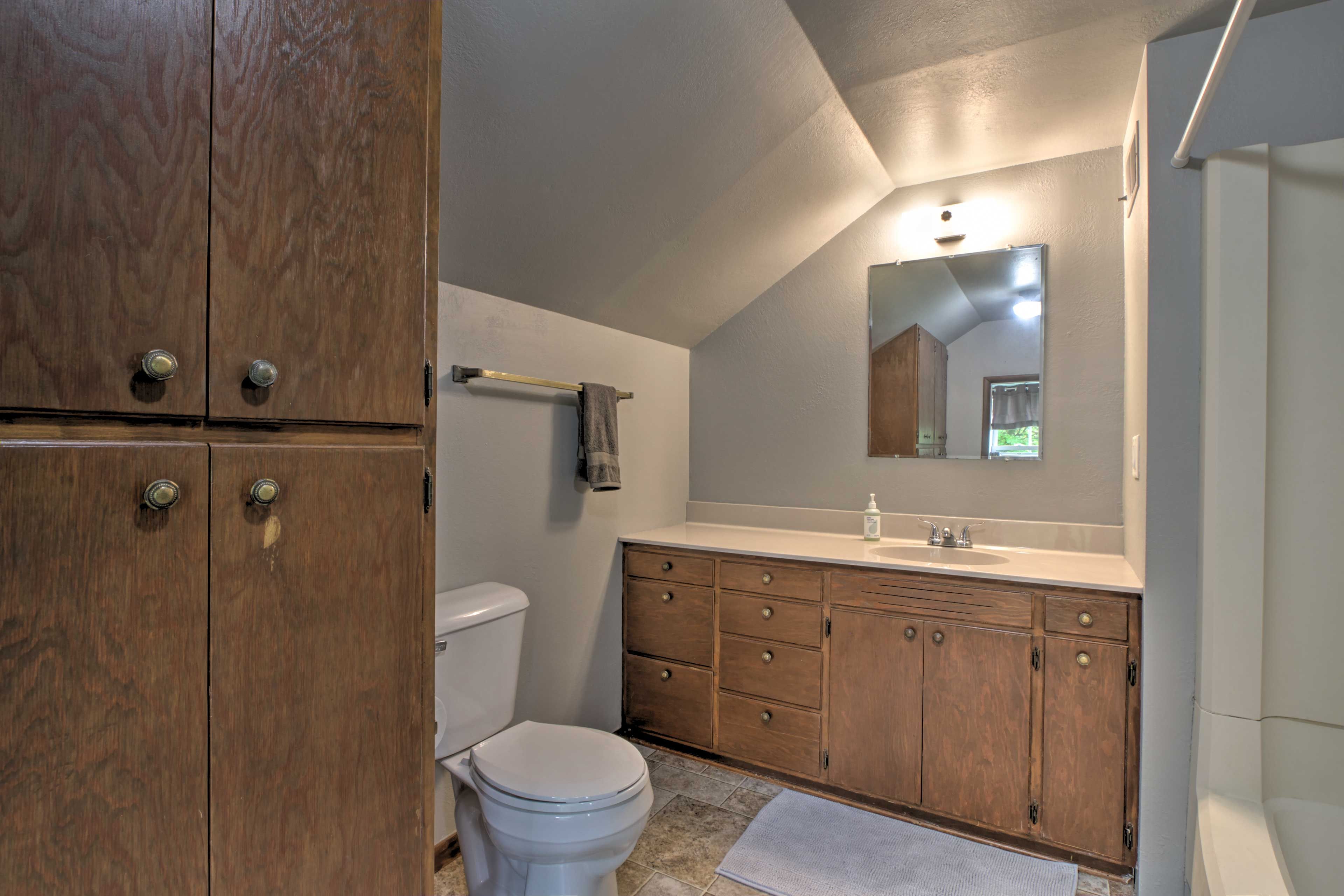 Full Bathroom | Towels Provided