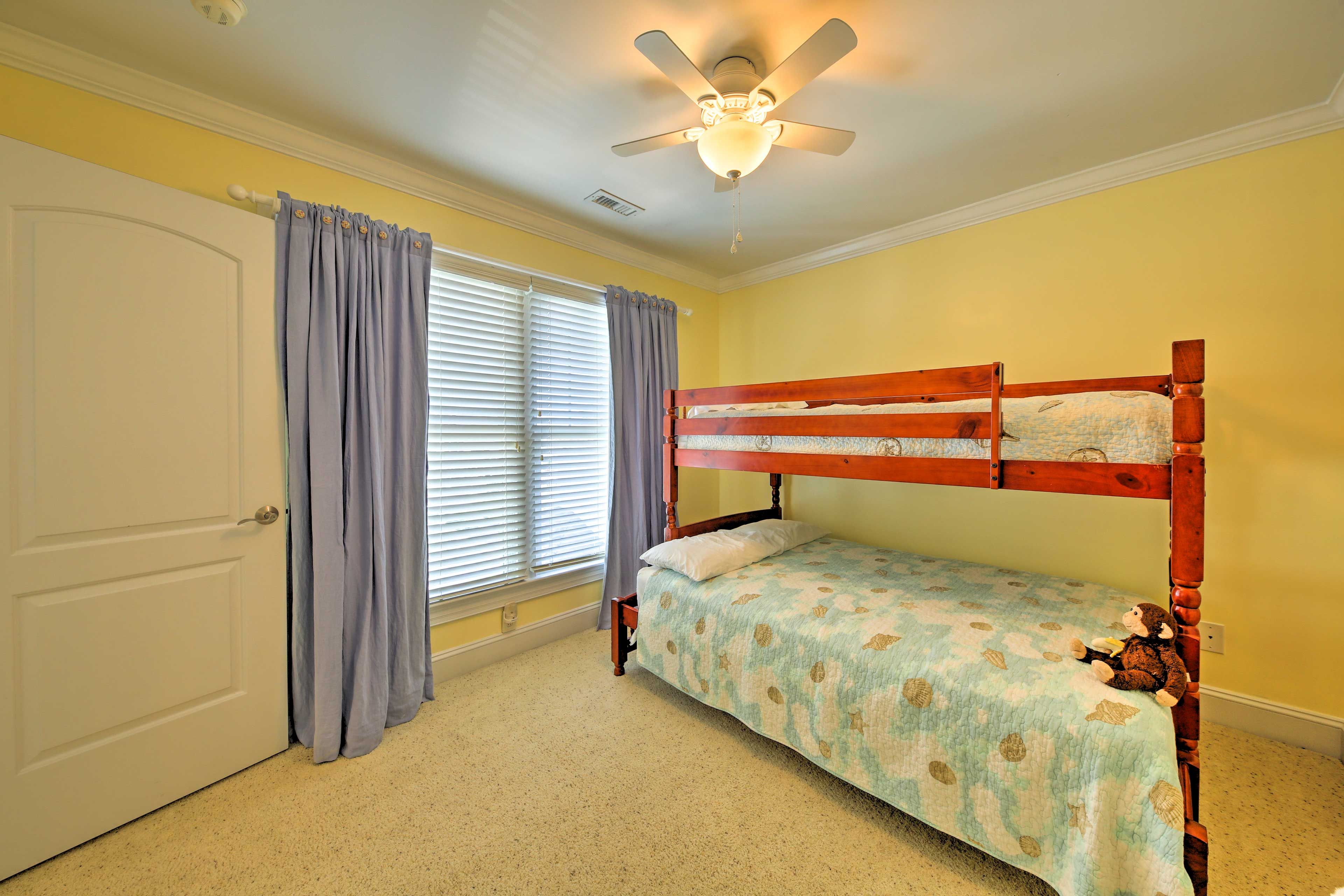 Bedroom 3 | Twin/Full Bunk Bed