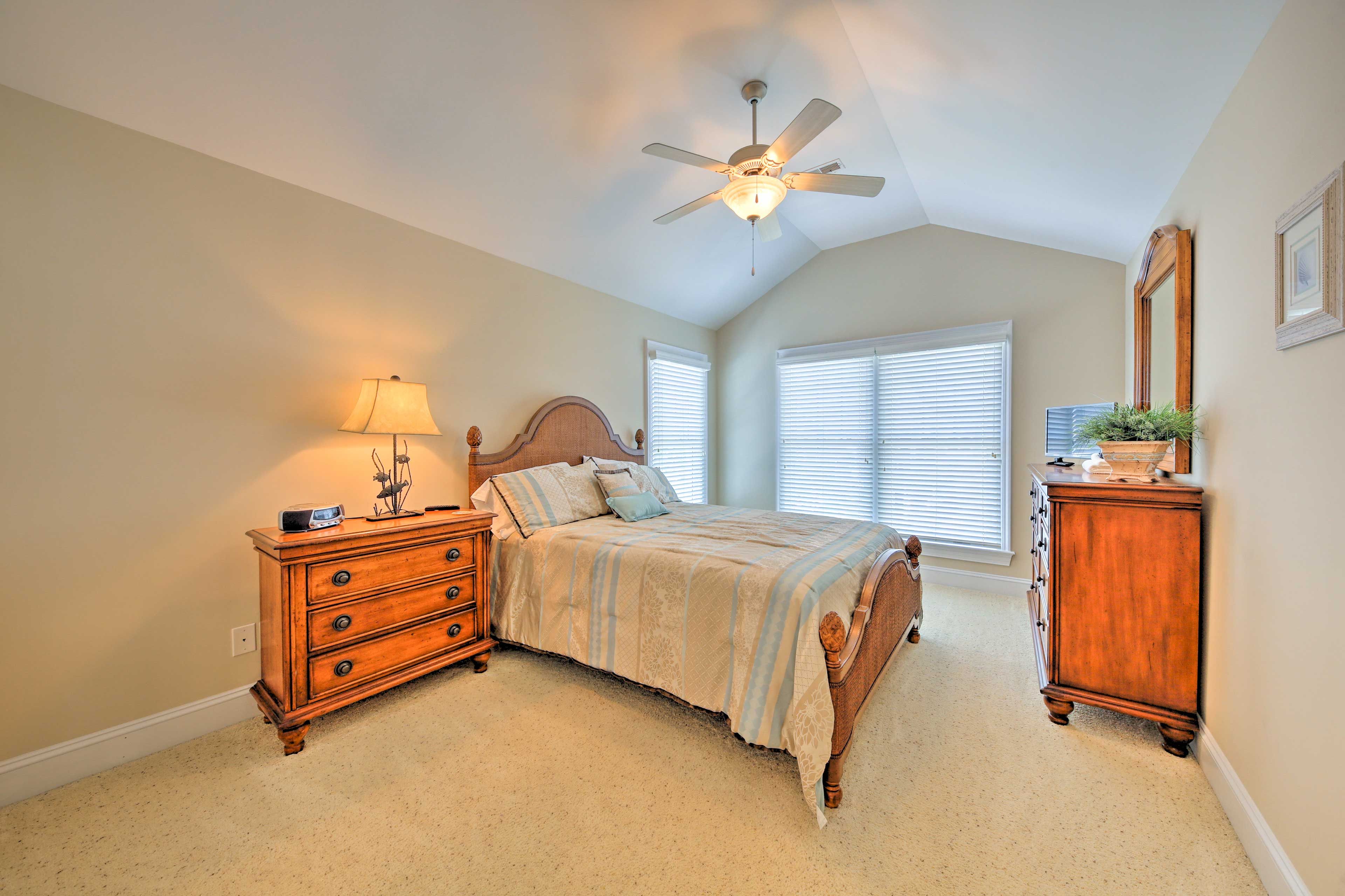 Bedroom 2 | Queen Bed