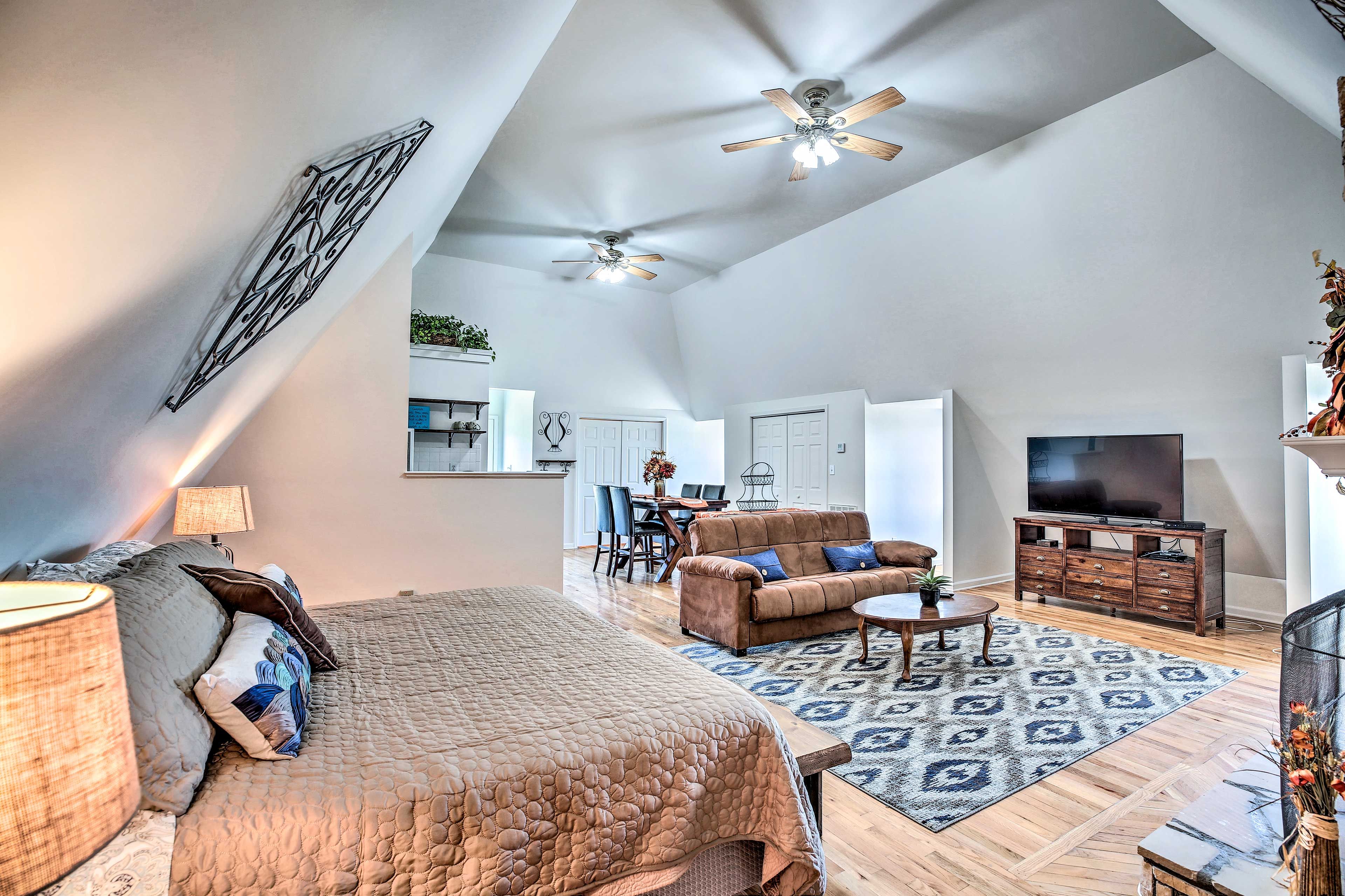 Studio | King Bed | Linens Provided | Desk | Fireplace