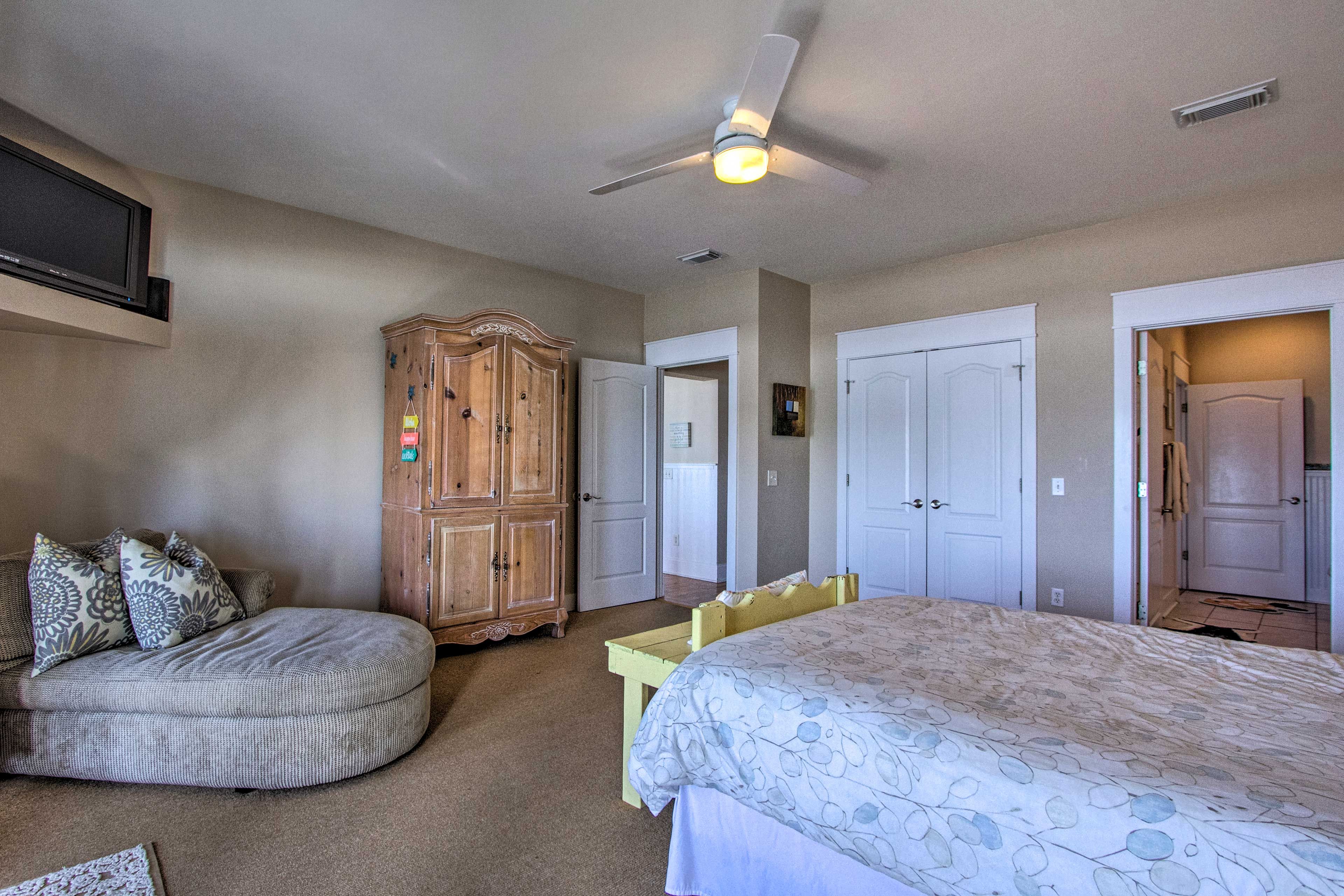 A flat-screen TV and en-suite bathroom complete the space.