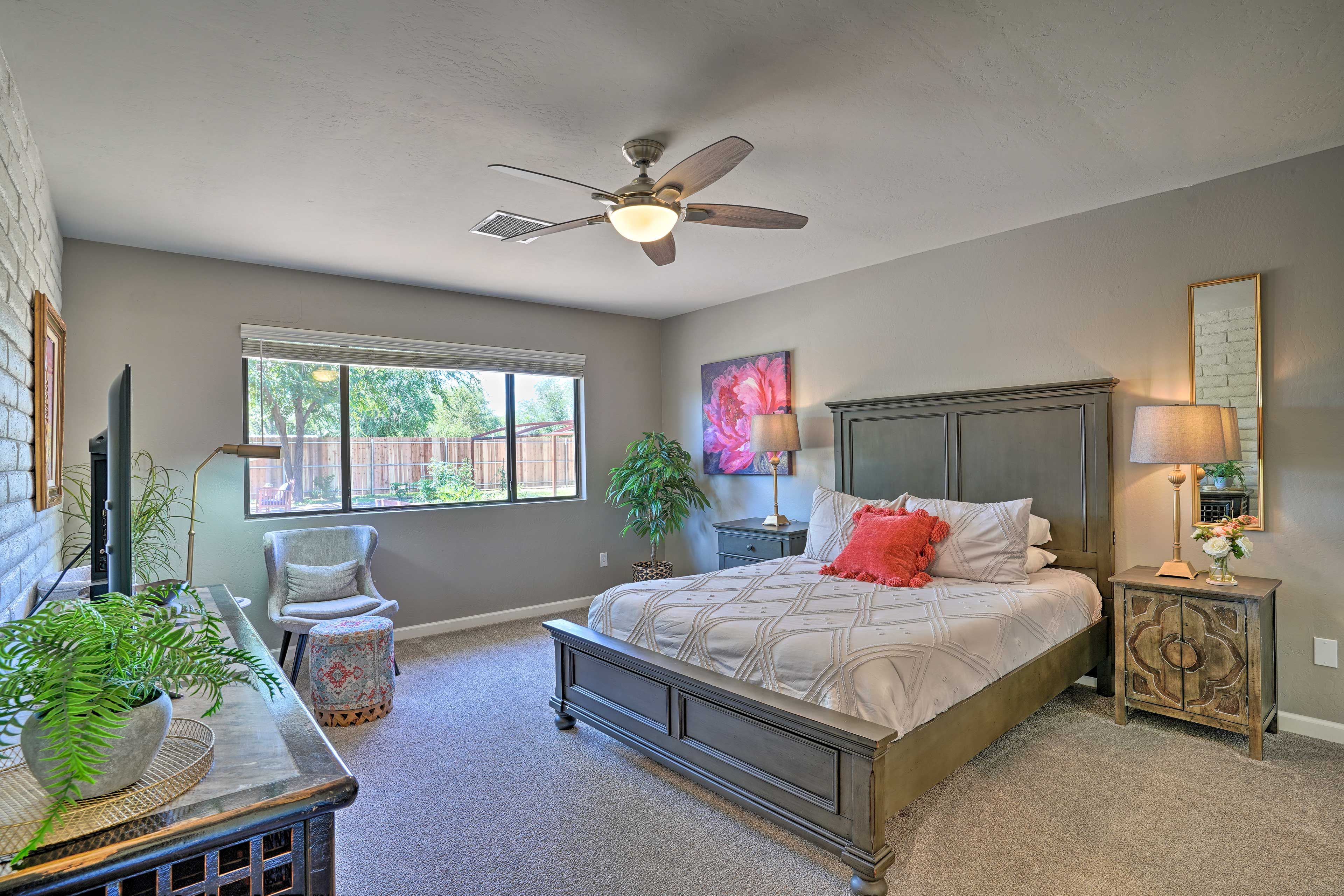 Bedroom 1 | Queen Bed | En-Suite Bathroom