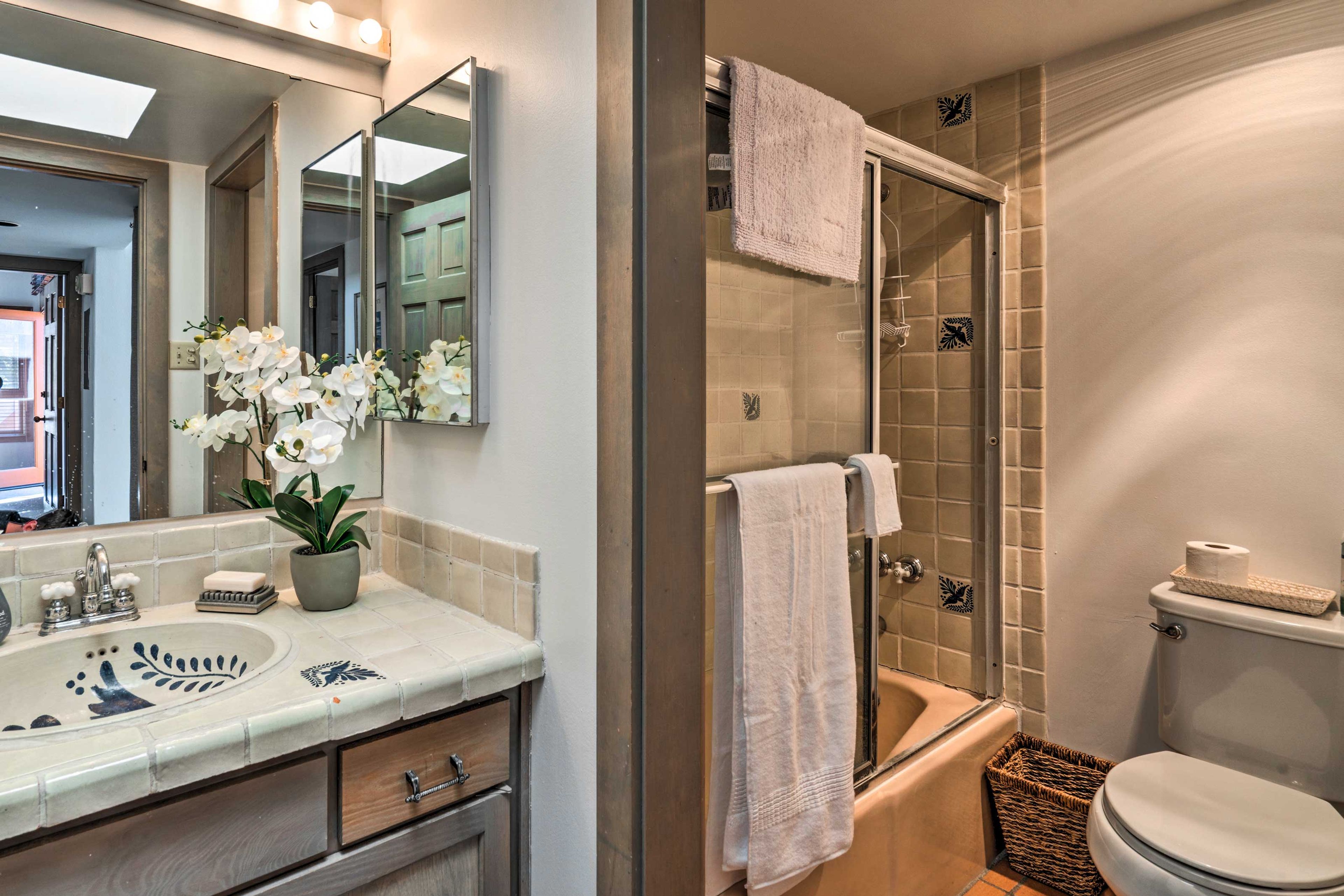 Rinse off sweat from the strong New Mexico sun in this shower/tub combo.
