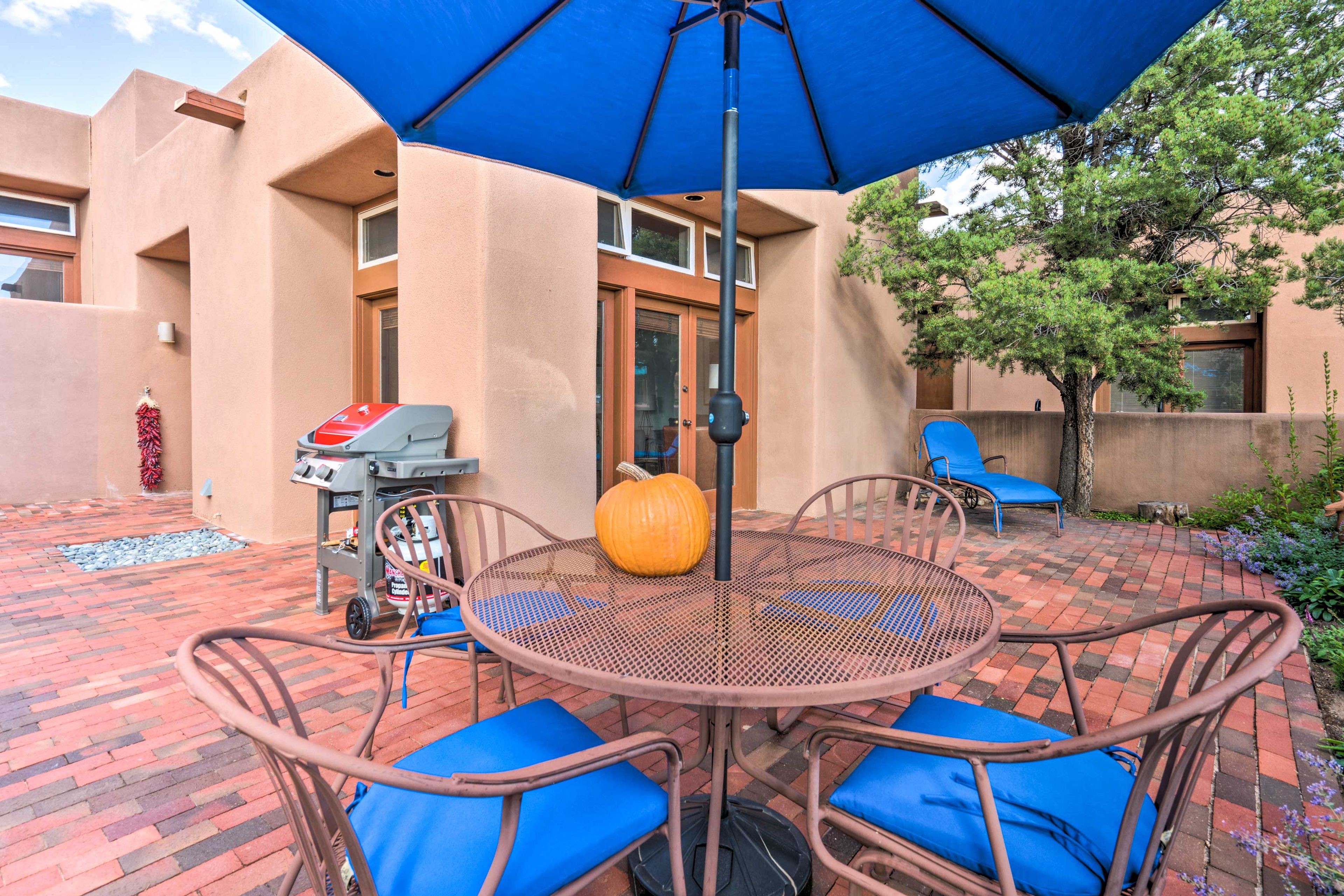 Fire up the gas grill to throw a home-style cookout & dine al fresco!