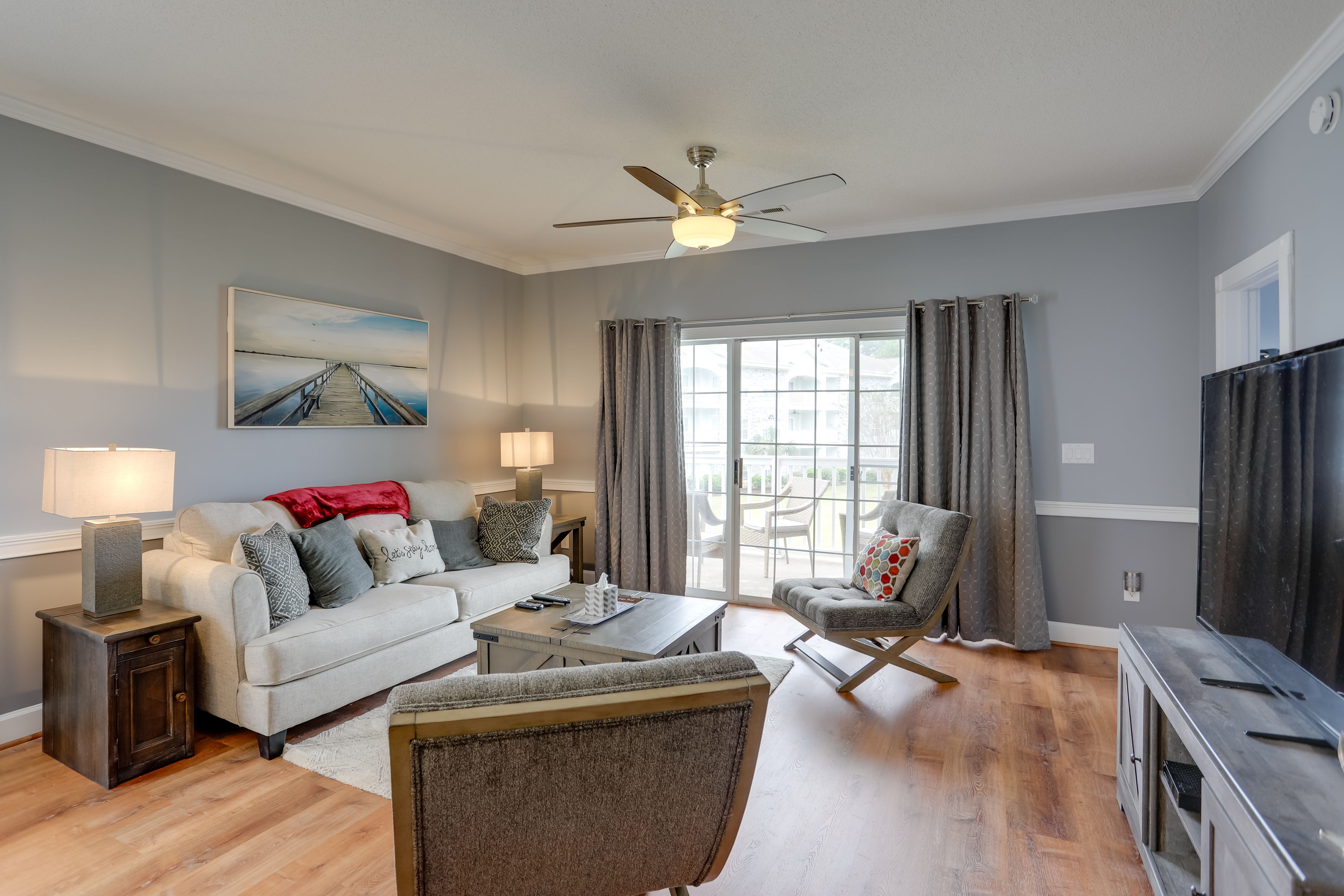 Living Room | Central A/C & Heating | Smart TV | Free WiFi