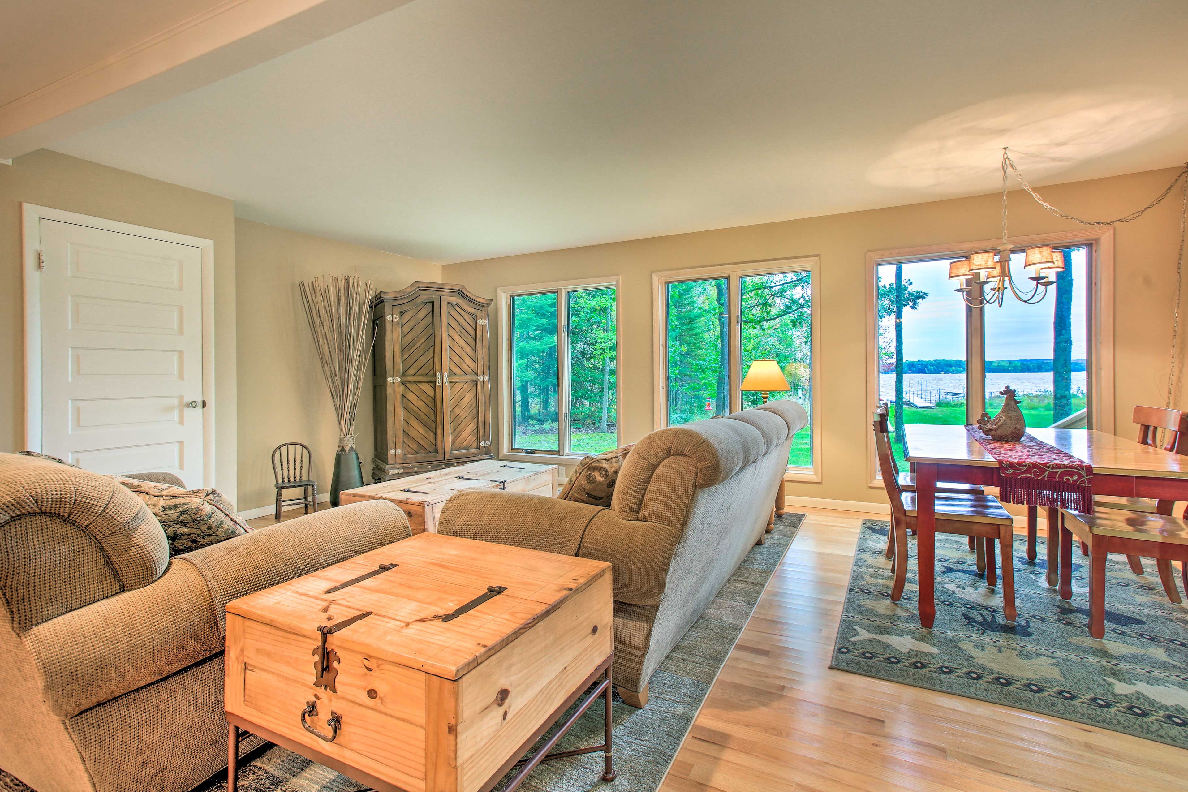 Dine in style while admiring the views of Green Lake with your group of 11!