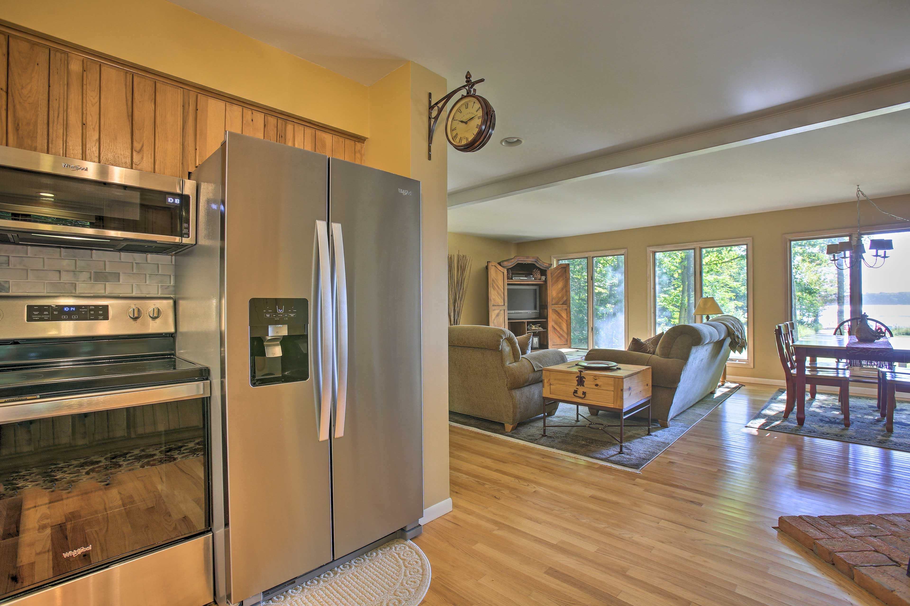 The fully equipped kitchen comes with everything you need!