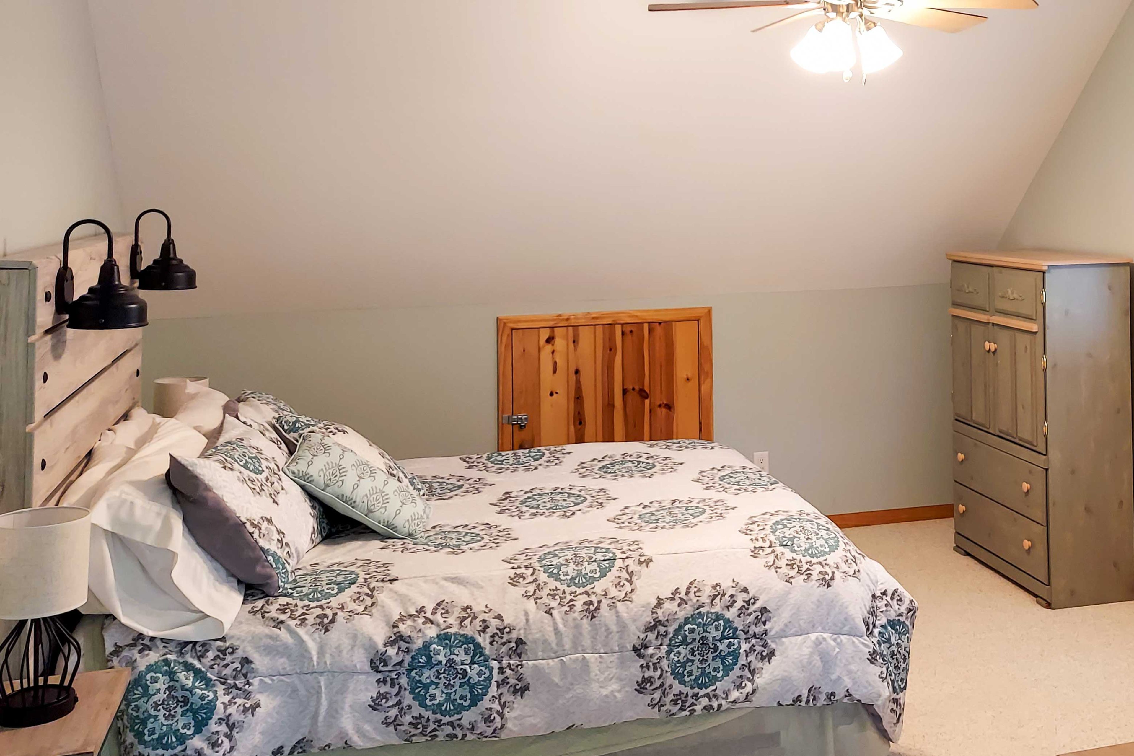 Sleep snug as a bug in this cozy queen-sized bed!