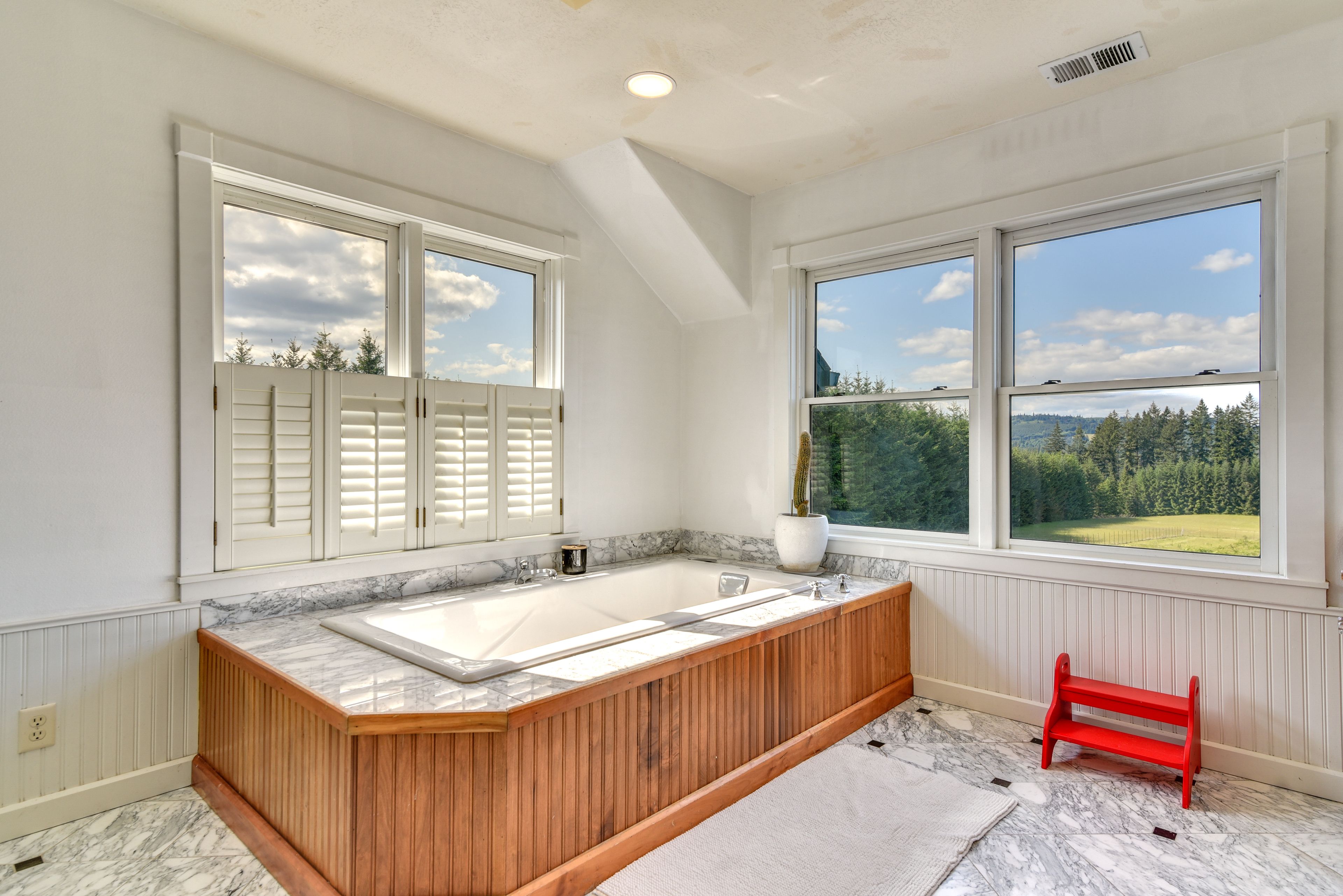 Full Bathroom | Soaking Tub | Complimentary Toiletries