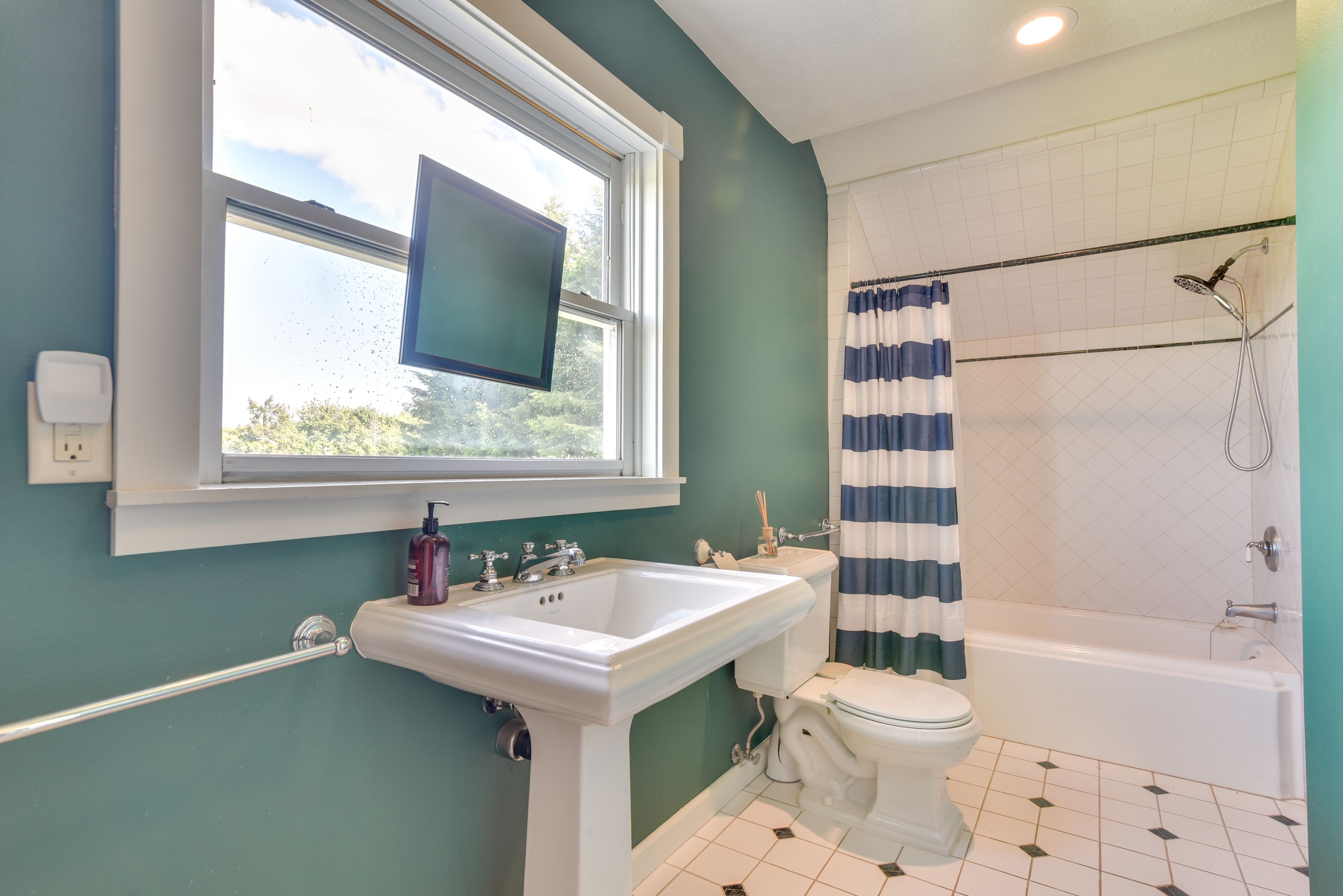 Full Bathroom | Towels Provided