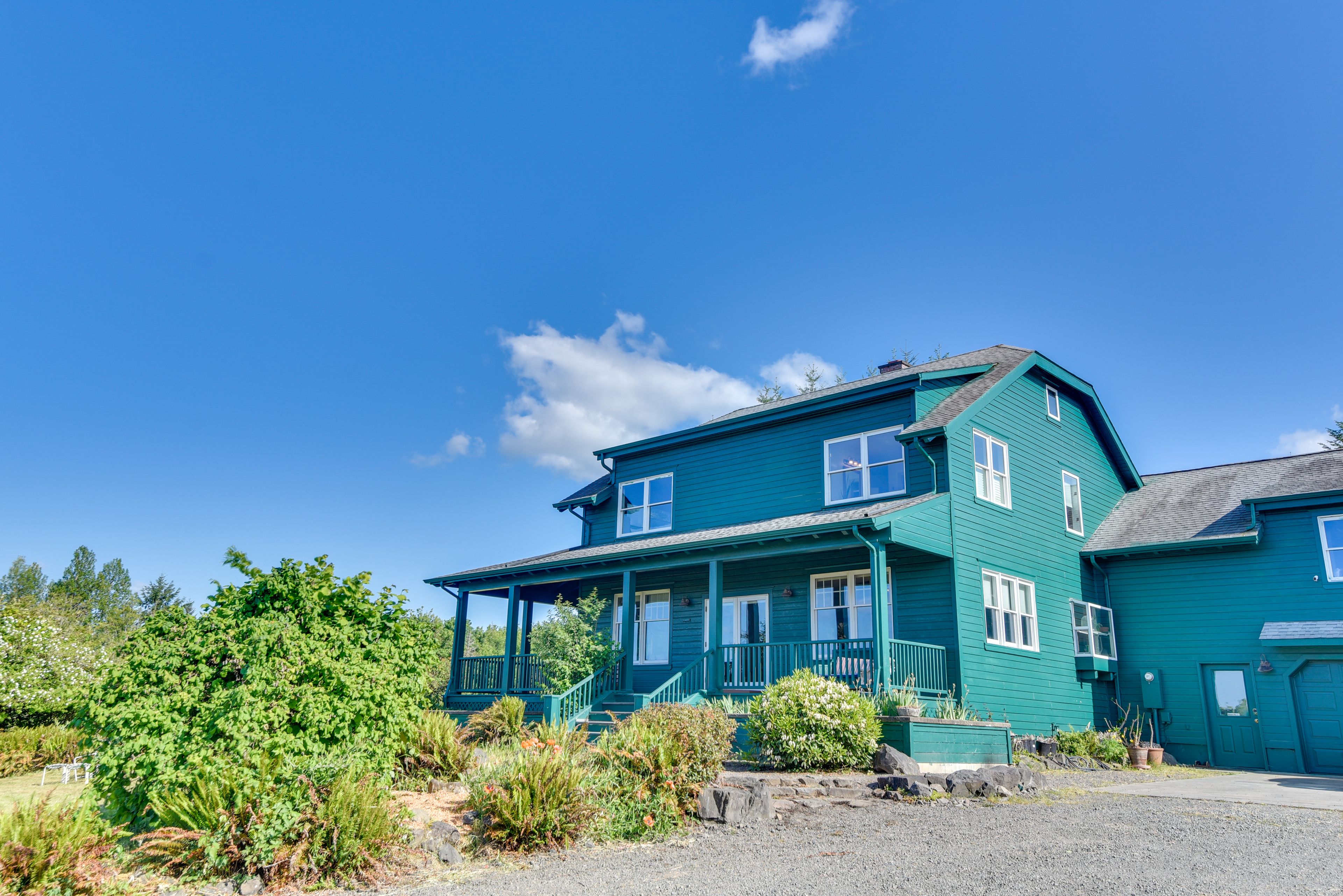 Parking | Driveway (10 Vehicles) | RV & Trailer Parking Available