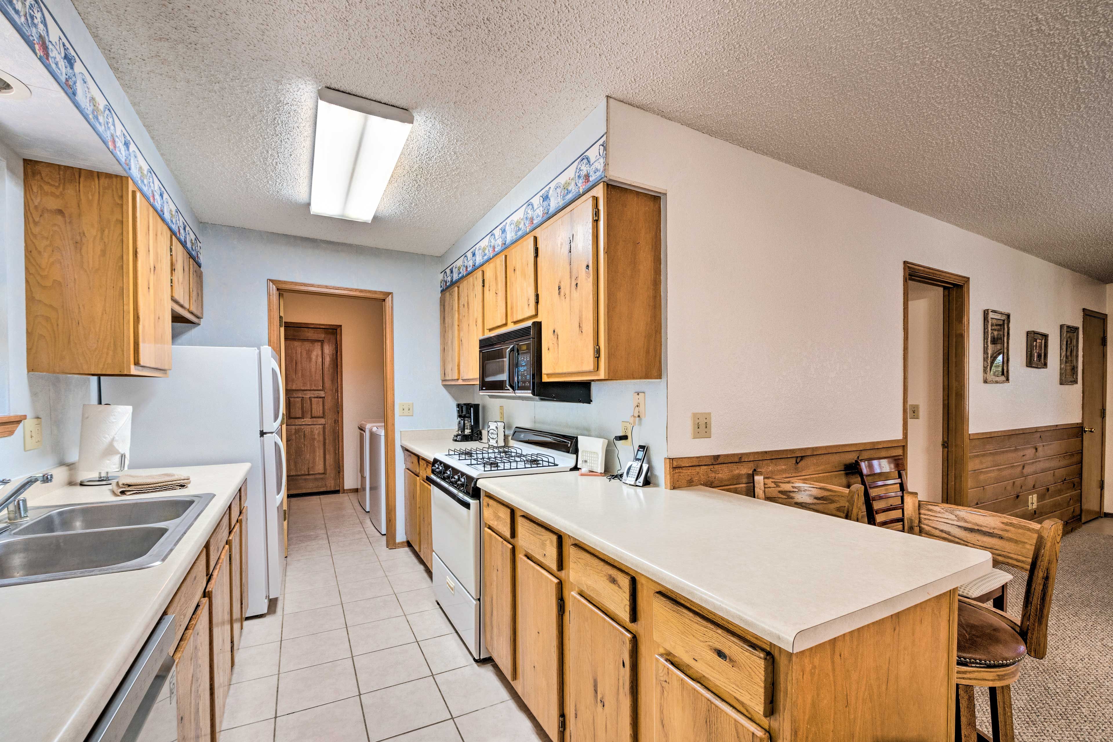 The fully equipped kitchen has a counter for 2.