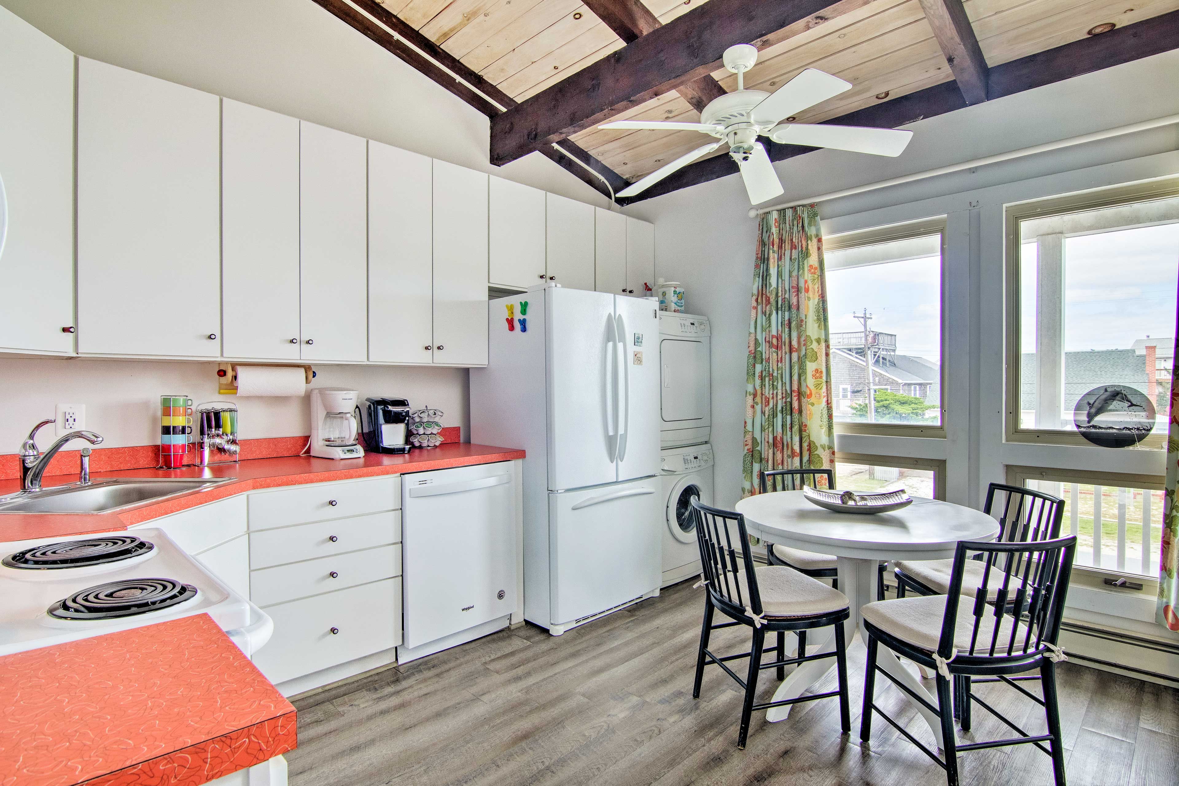 Bask in the sunshine right from the spacious, fully equipped kitchen!