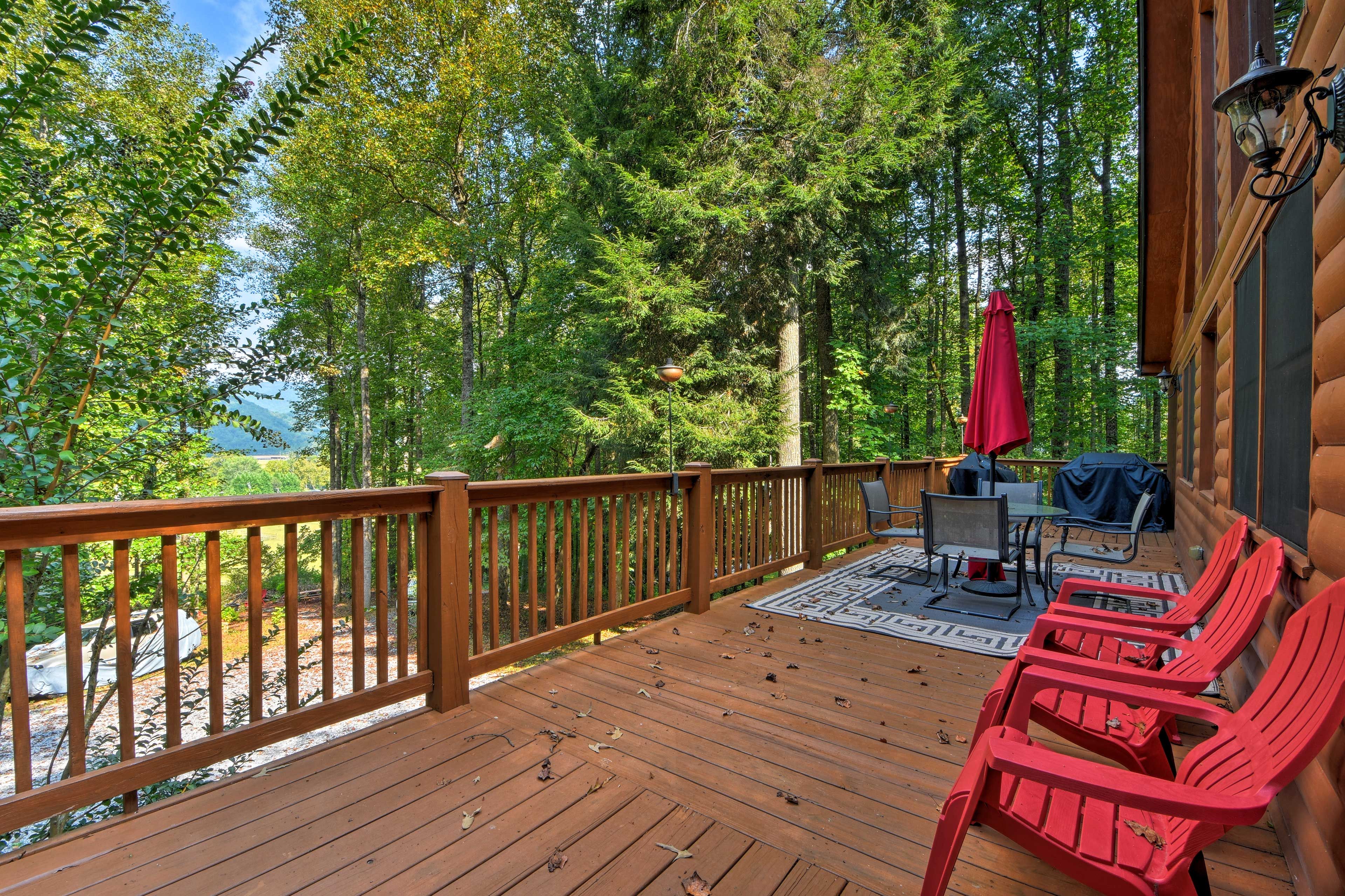 Deck | Outdoor Dining Area | Gas Grill