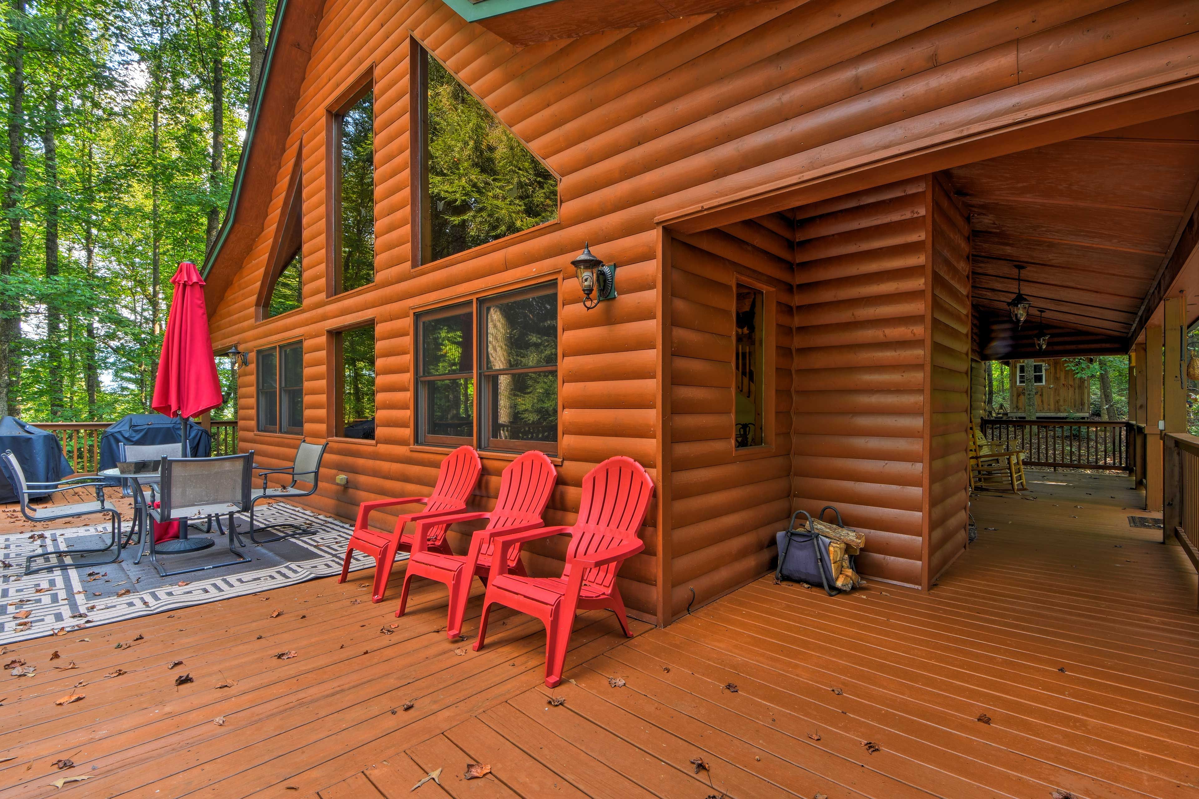 Deck | Outdoor Dining Area | Gas Grill