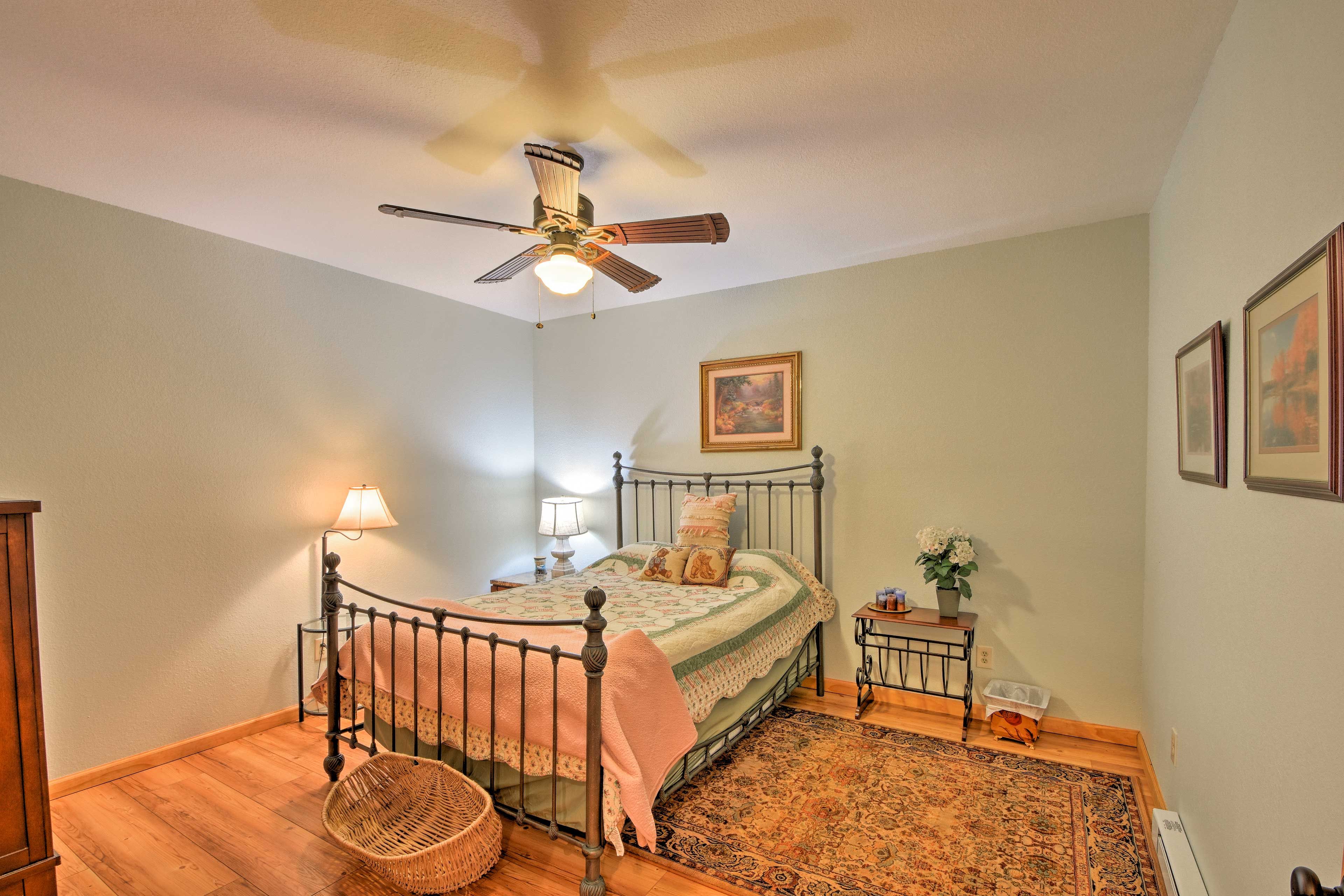 Bedroom 3 | Queen Bed