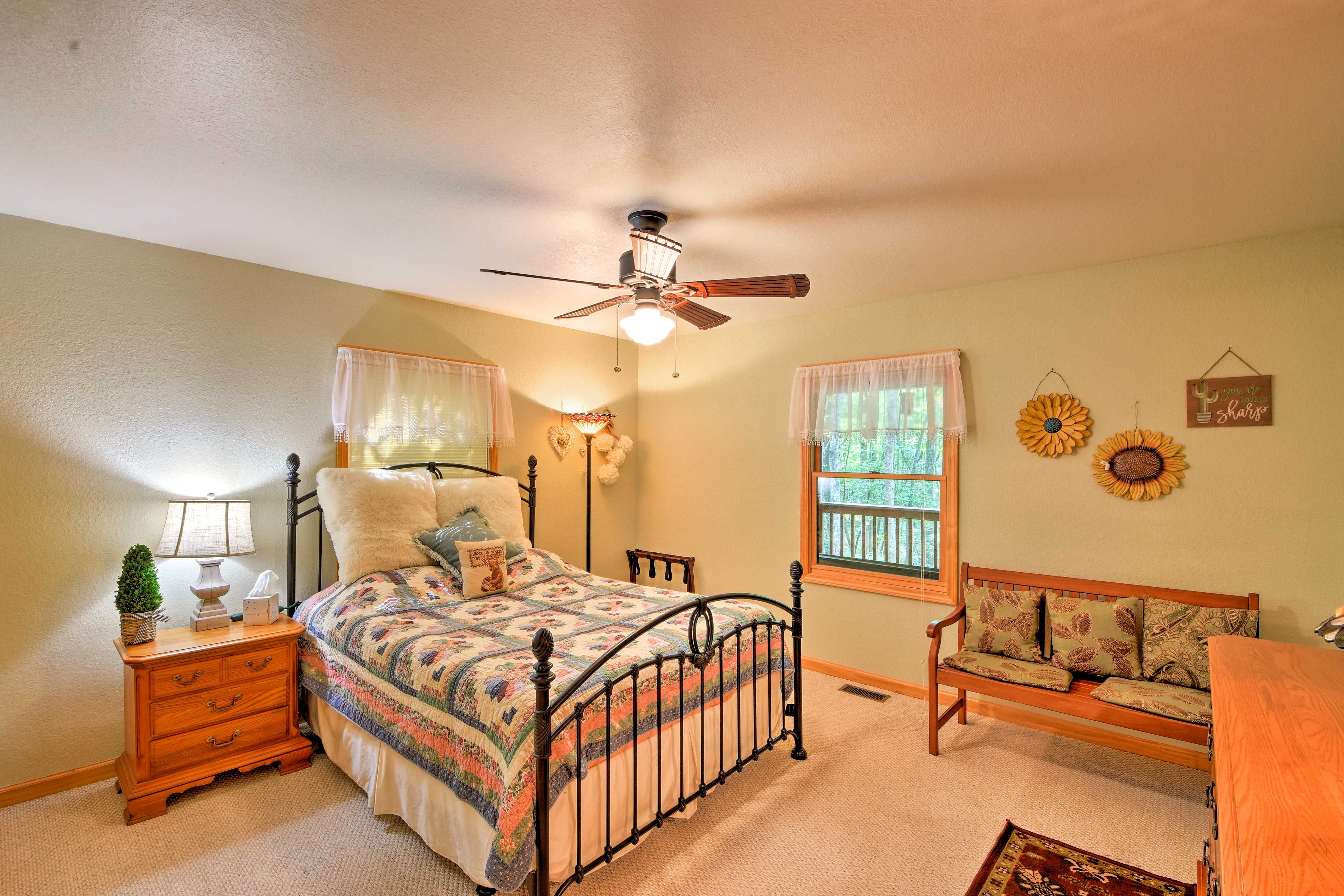 Bedroom 2 | Queen Bed