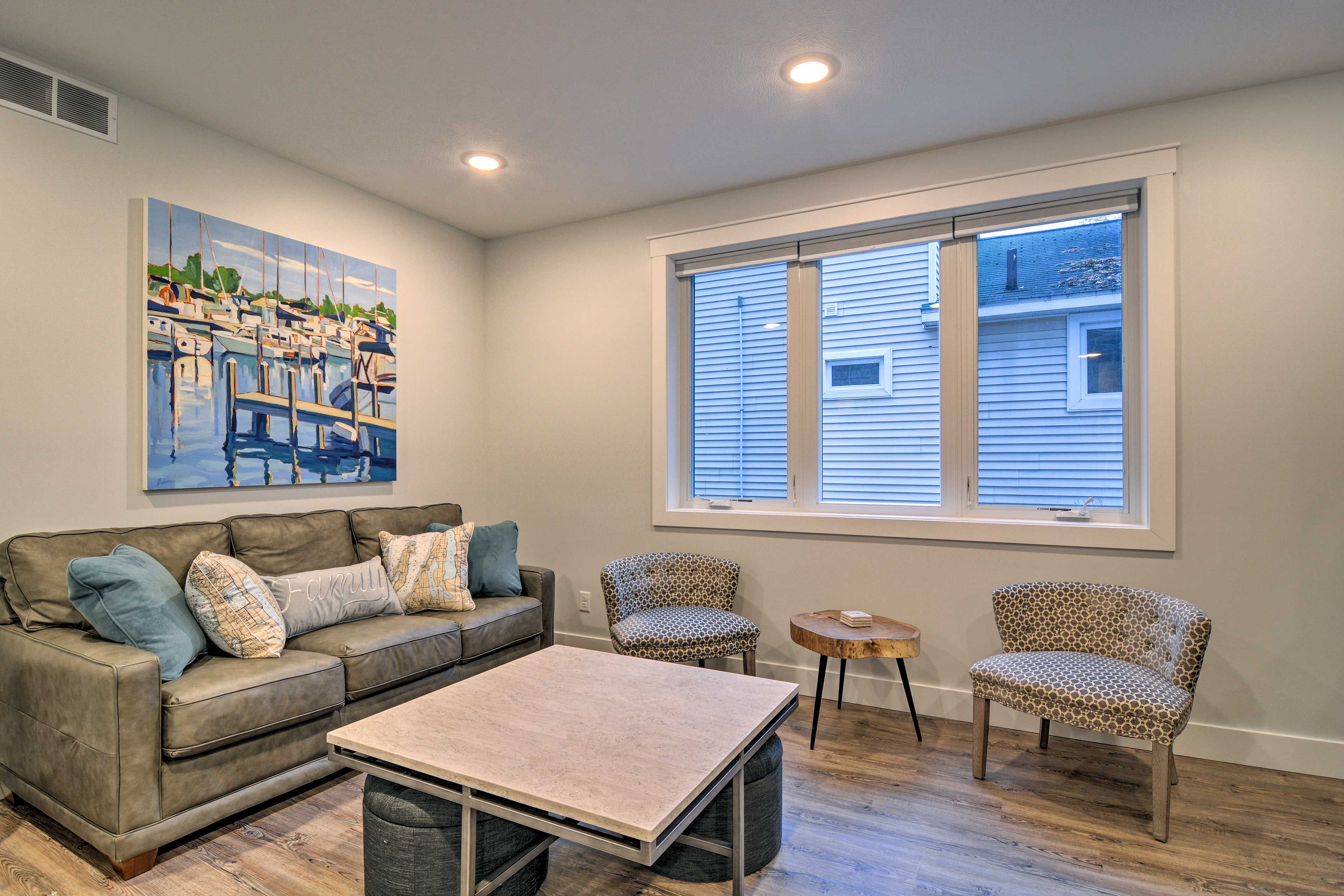 Living Room | Free WiFi | Smart TV | Central A/C & Heat