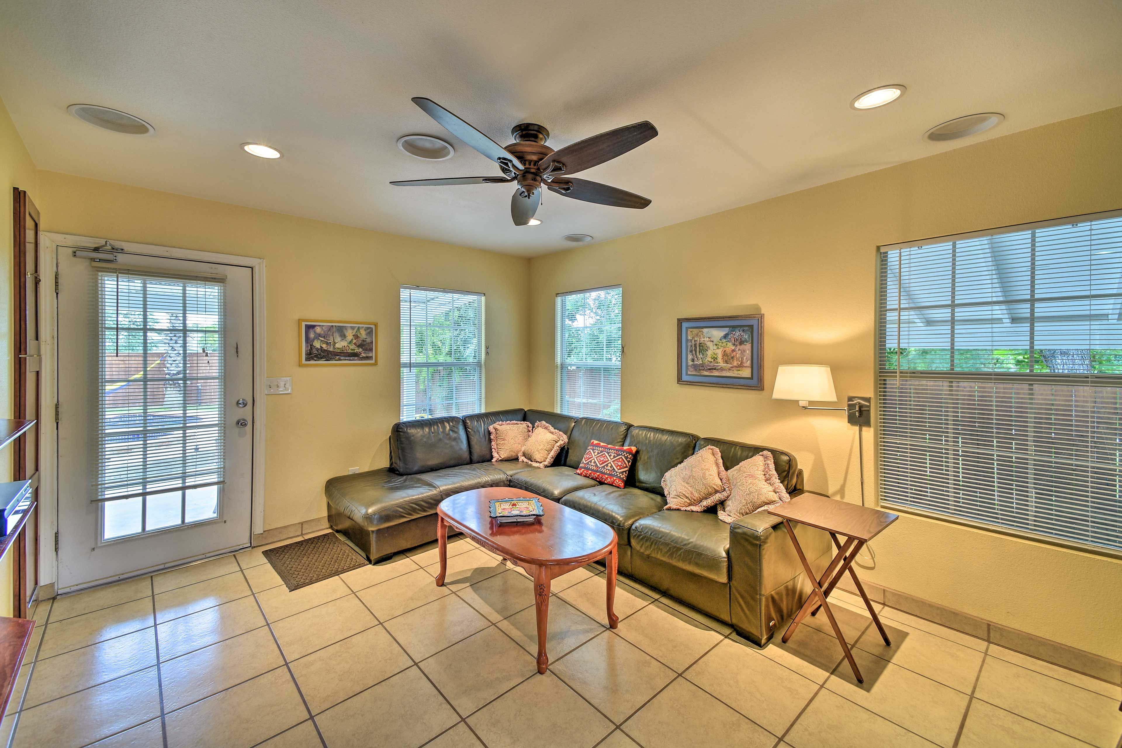 Living Room | Free WiFi | Smart TV | Central A/C
