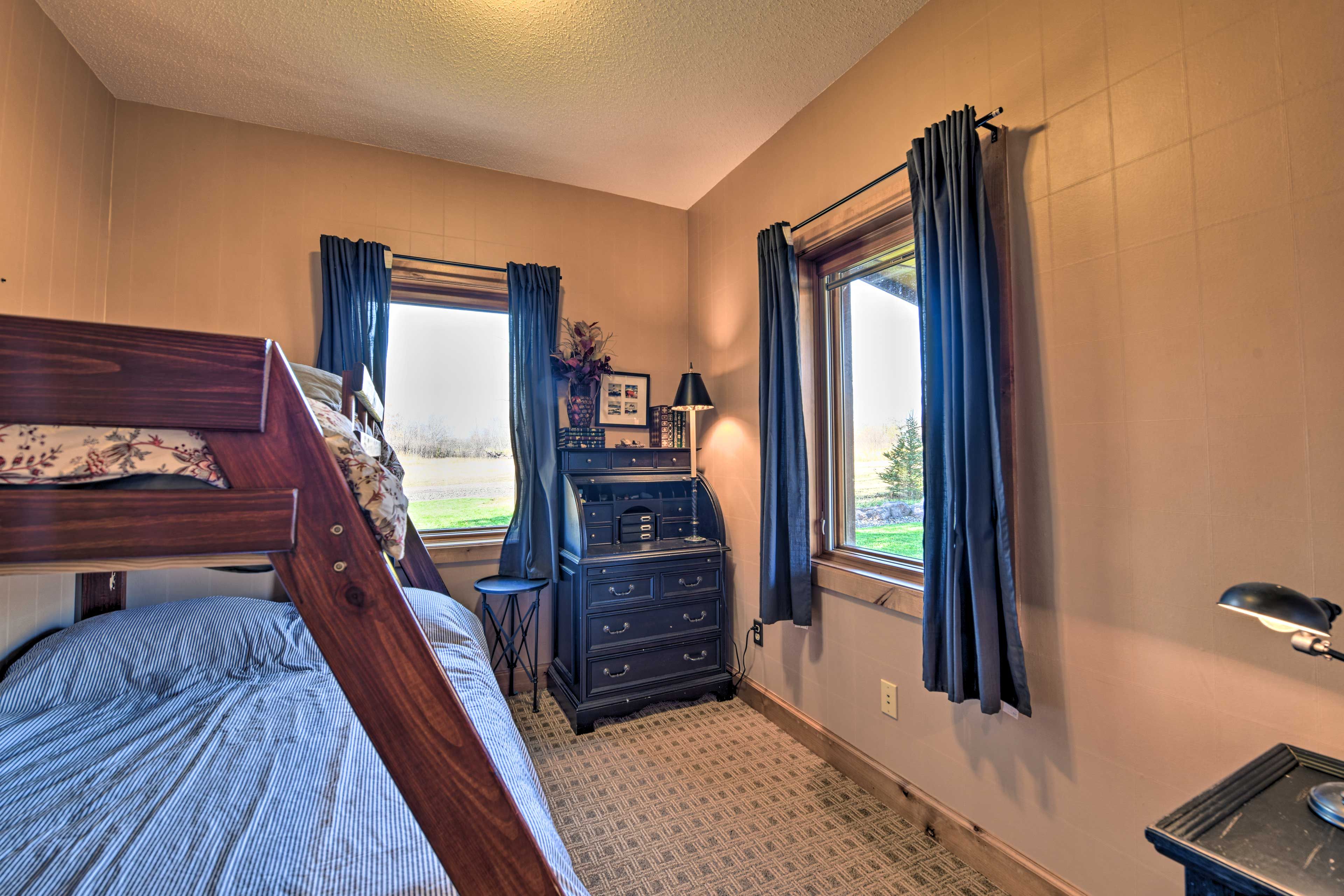 Bedroom 2 | Twin/Full Bunk Bed