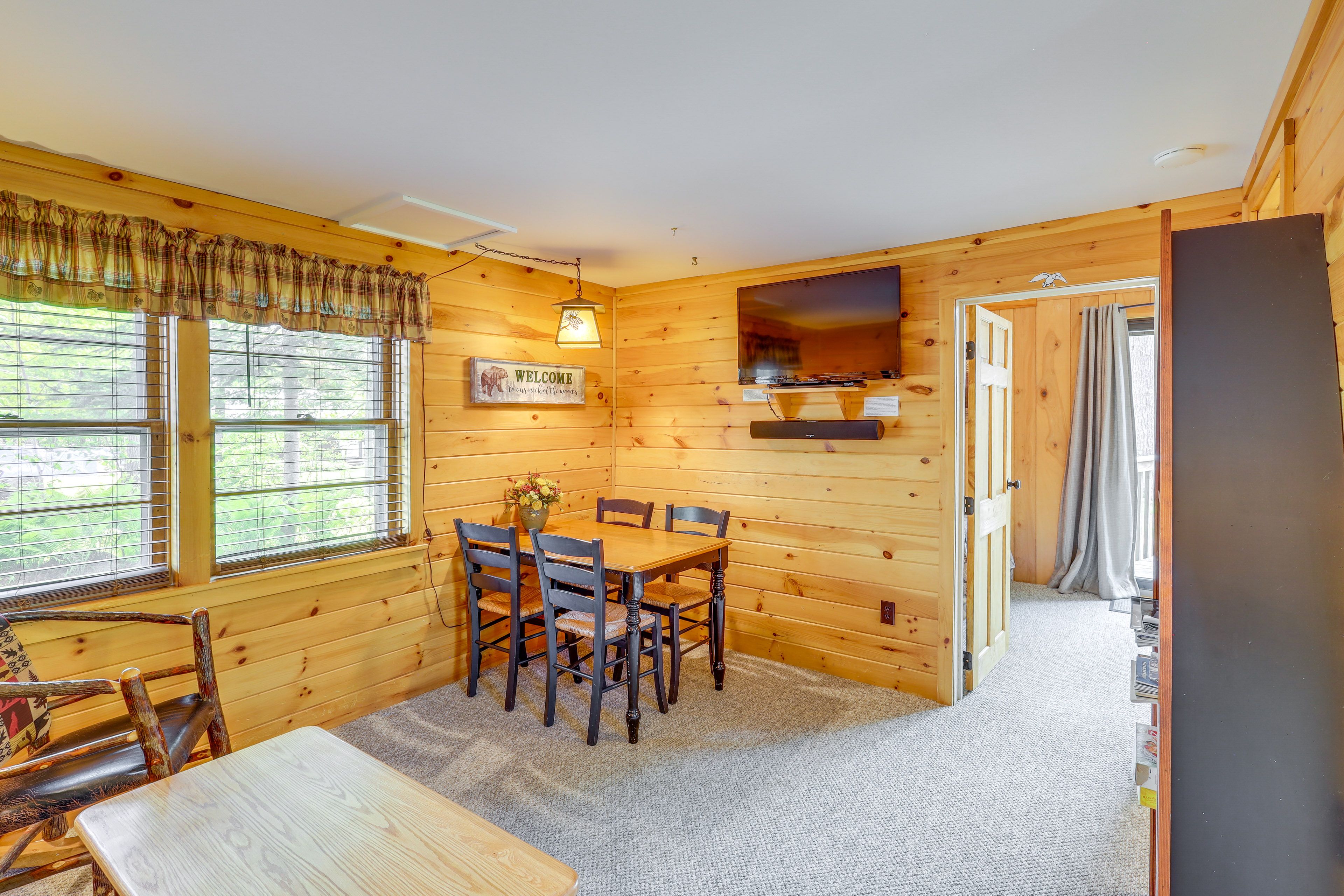 Dining Area | Dishes & Flatware Provided