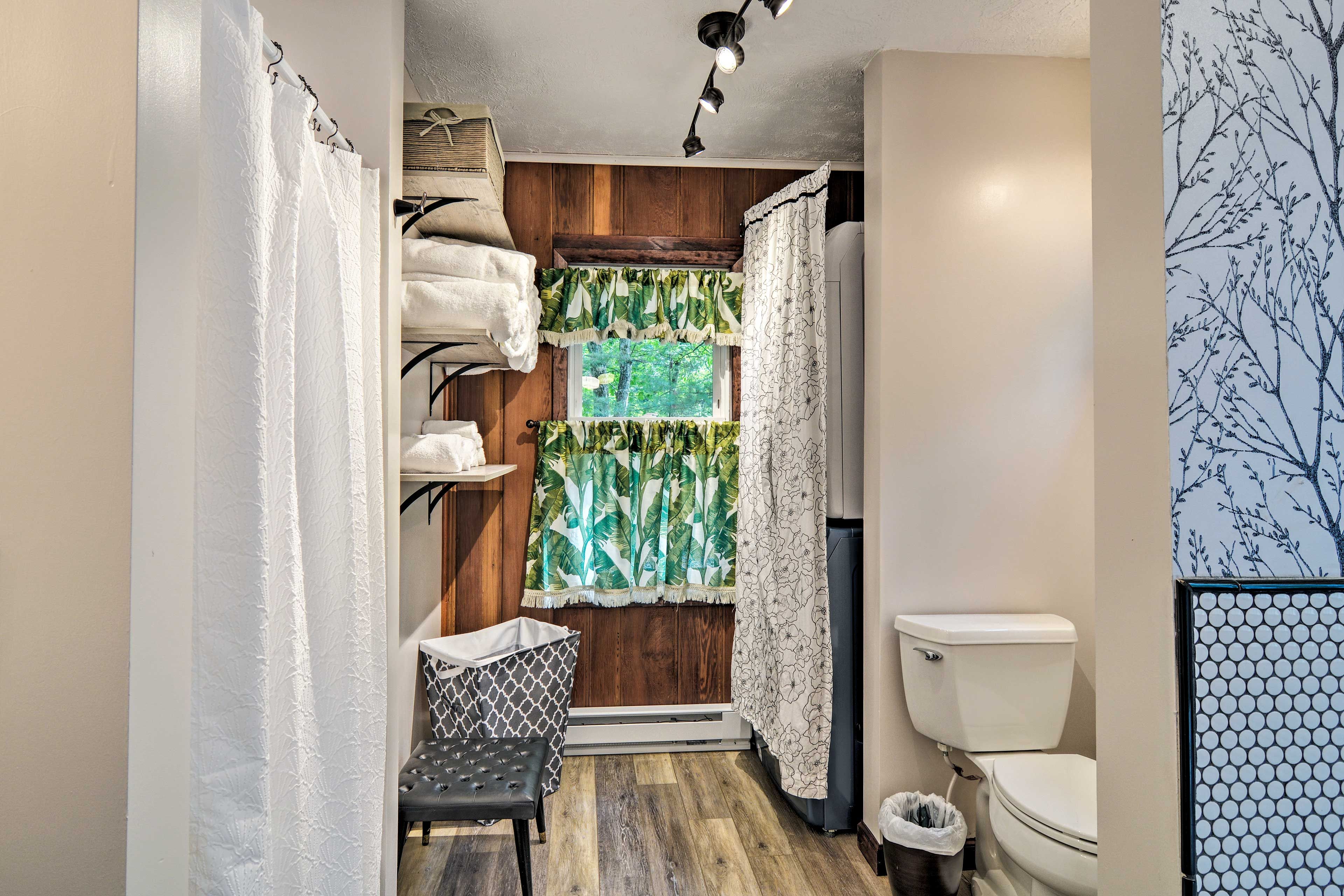 The full bathroom features both a walk-in shower and bathtub.
