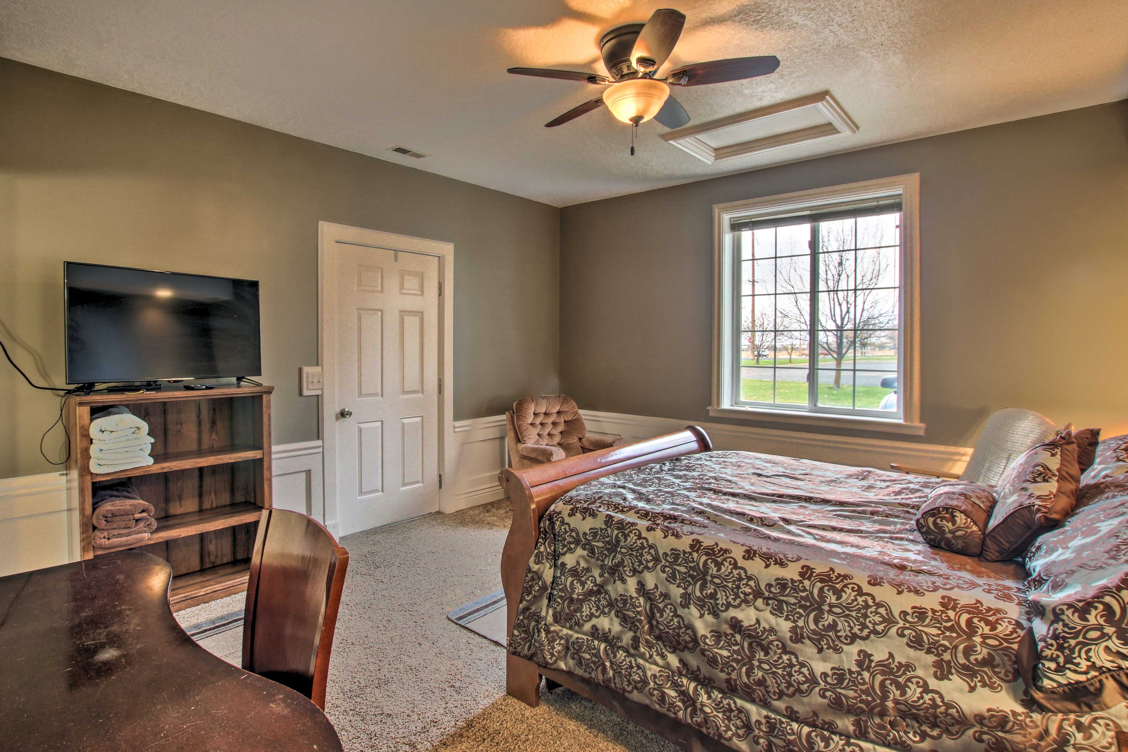 This studio sleeps 3 and has everything you need for a Utah retreat.