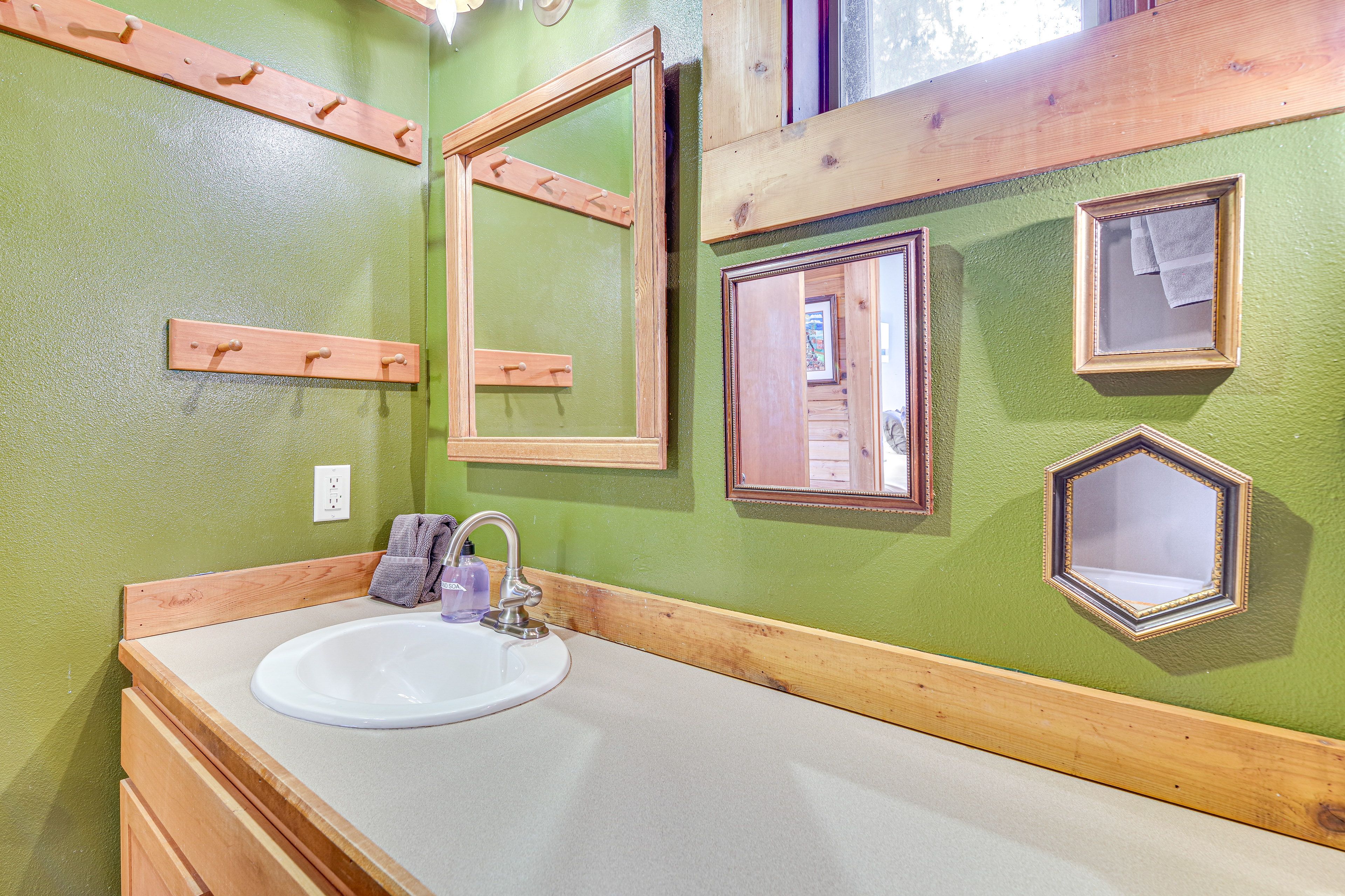 Full Bathroom | Shower/Tub Combo | Complimentary Toiletries | 2nd Floor