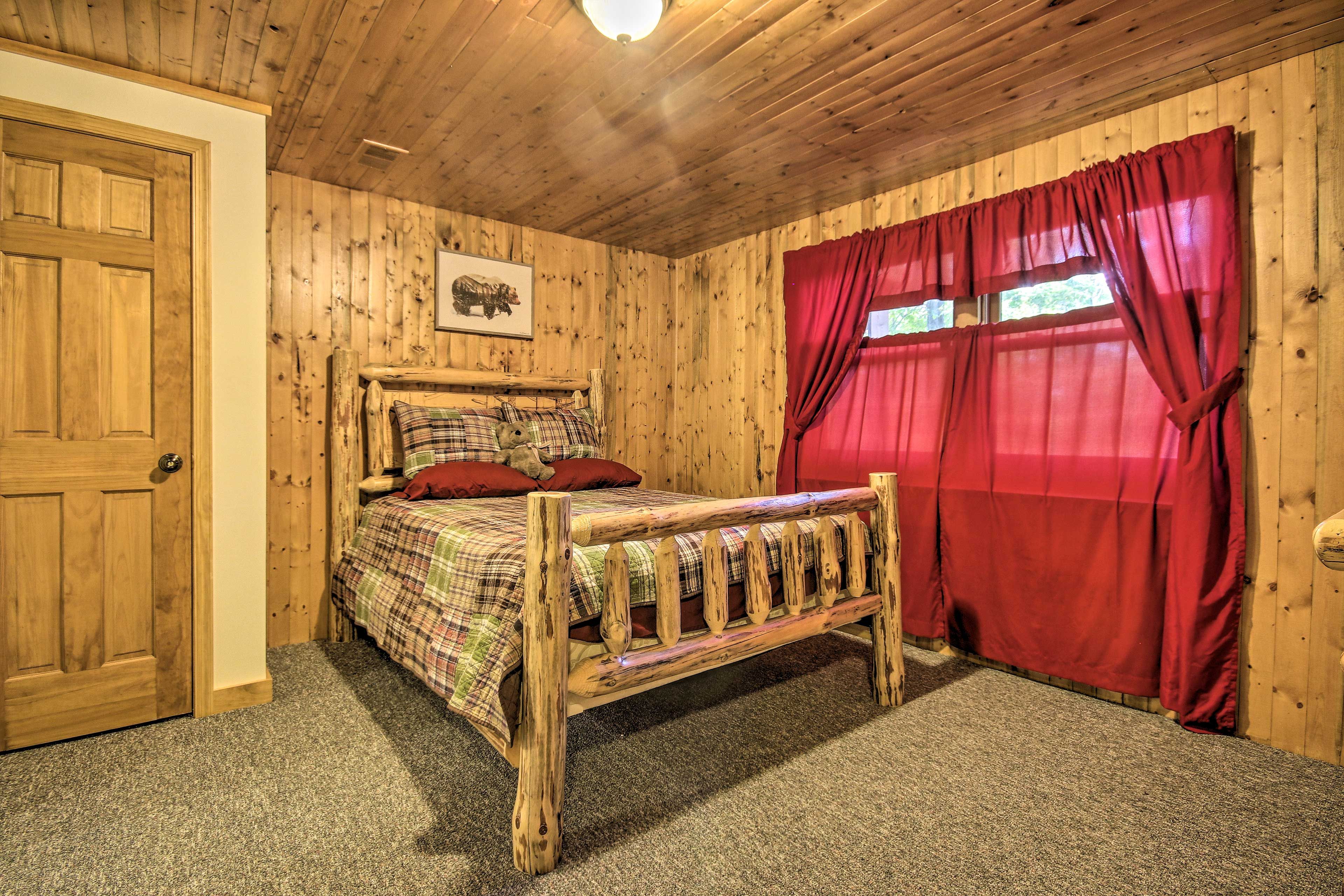 Bedroom 3 | Queen Bed