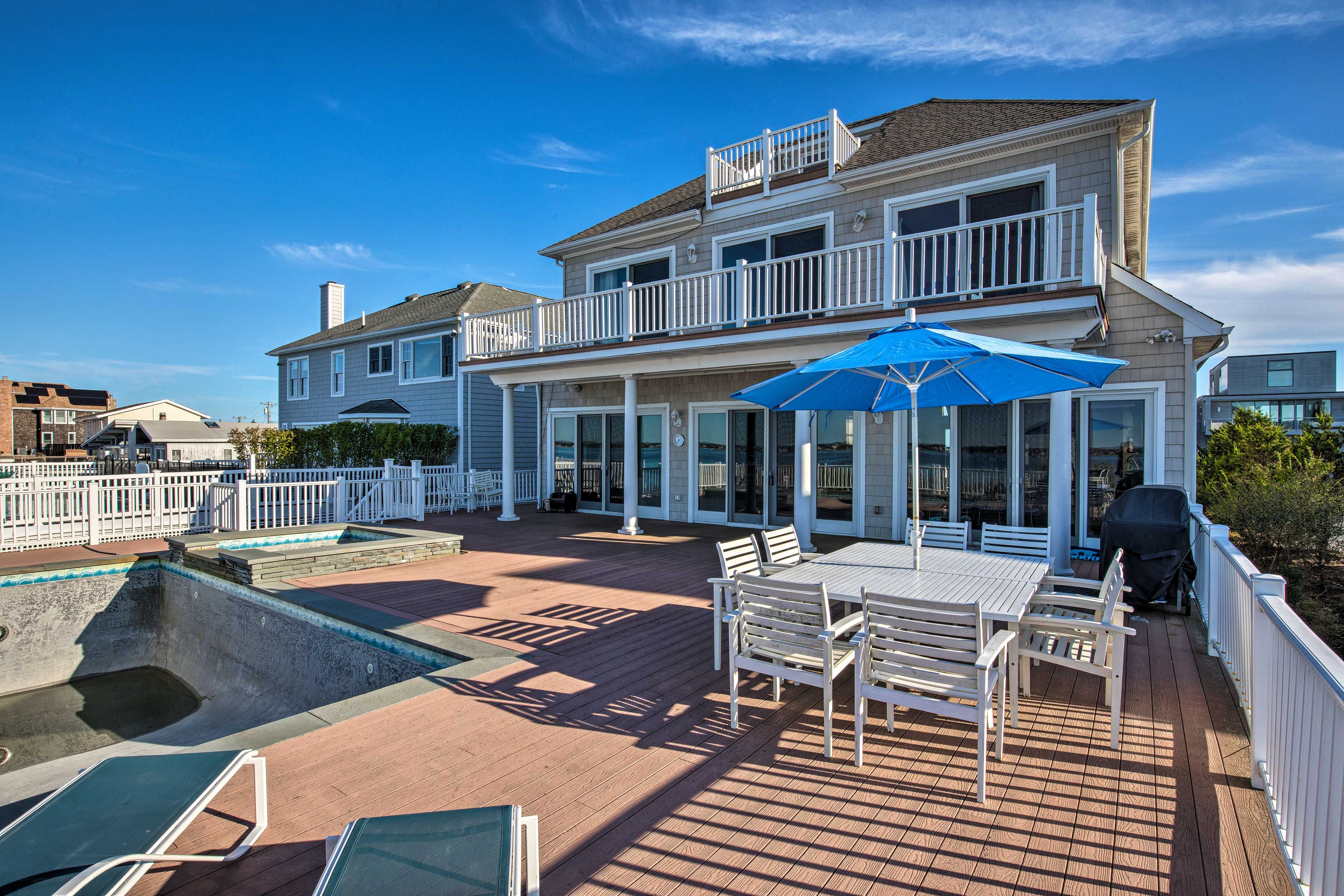 Deck | Bayfront | Outdoor Dining
