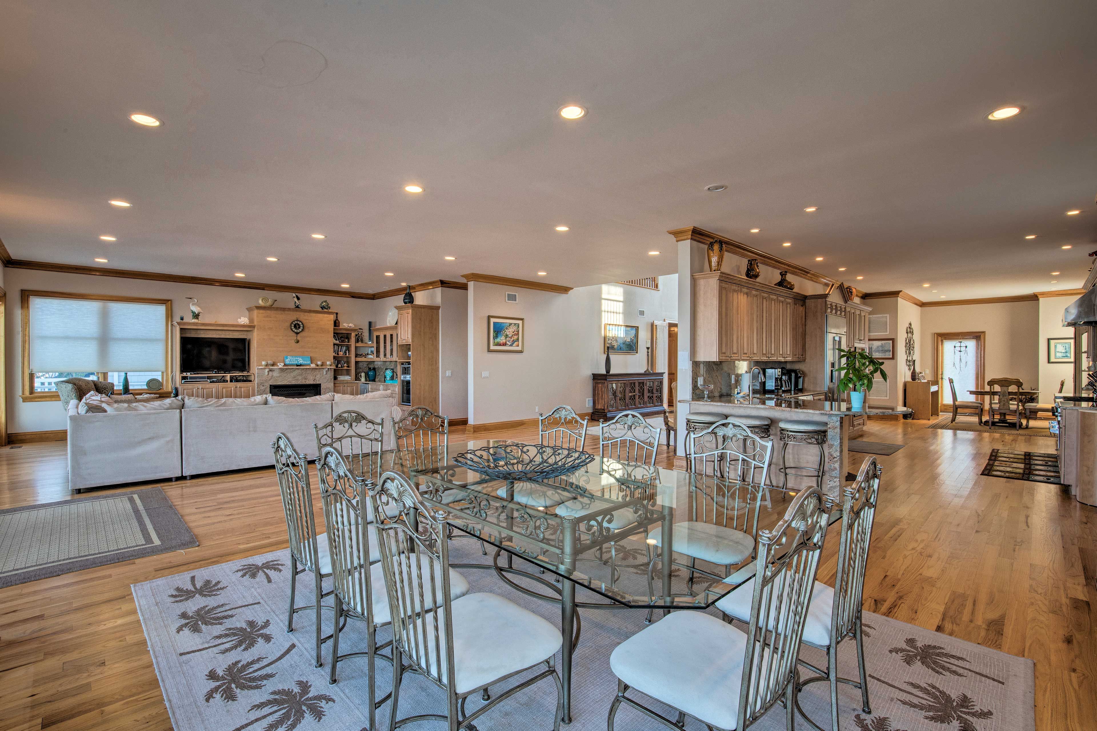 Dining Area | Open Layout | Dishware & Flatware Provided