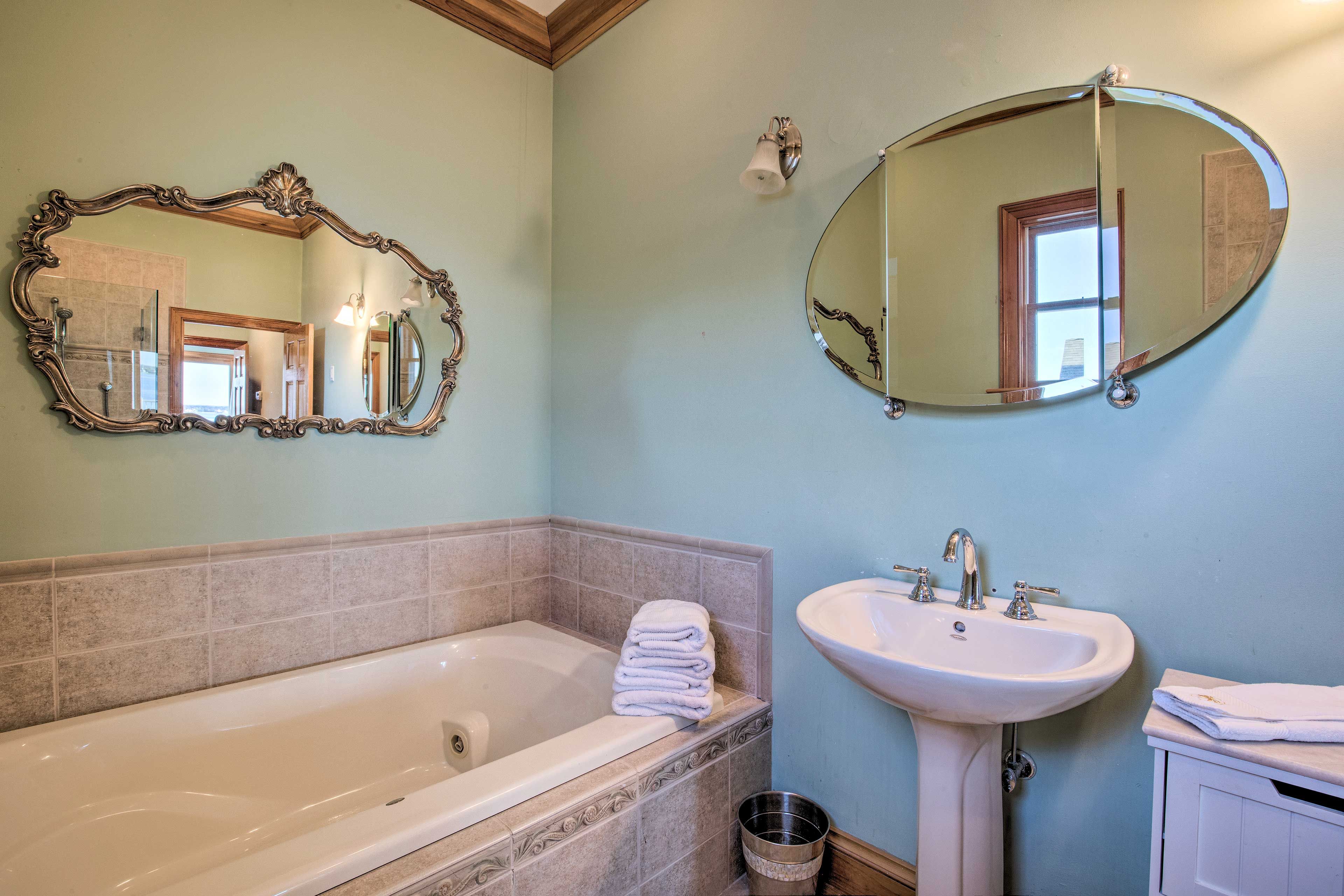 Full Bathroom | Jetted Tub
