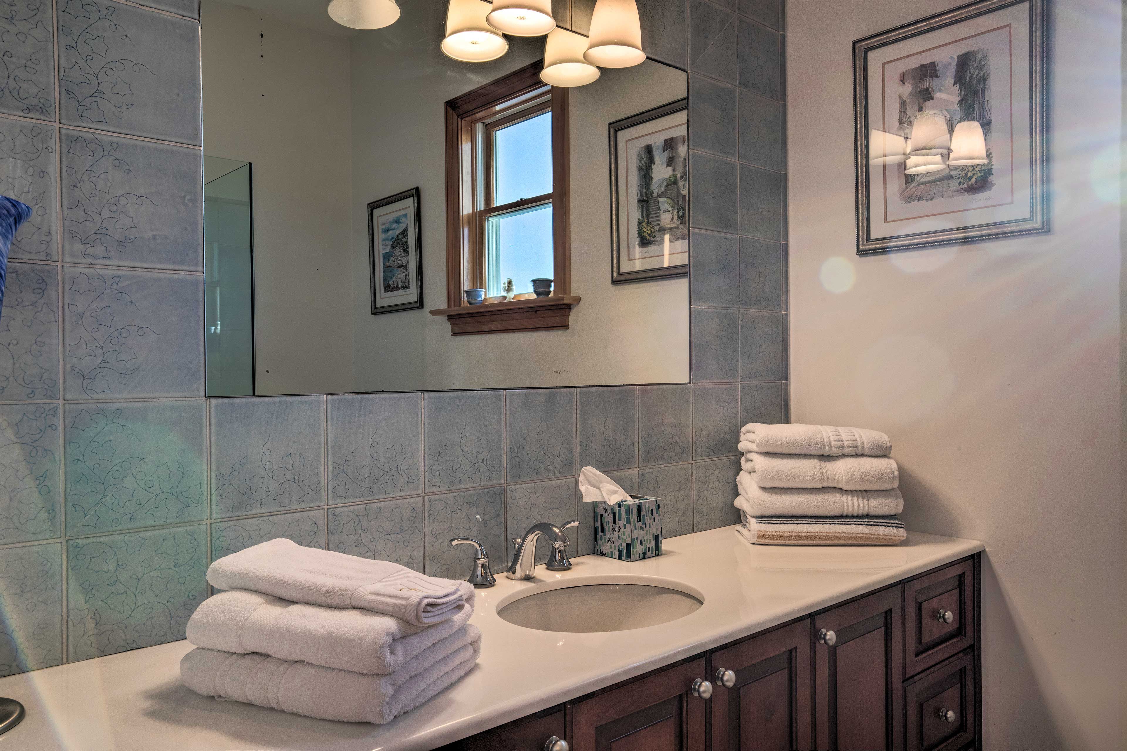 Full Bathroom | Towels Provided