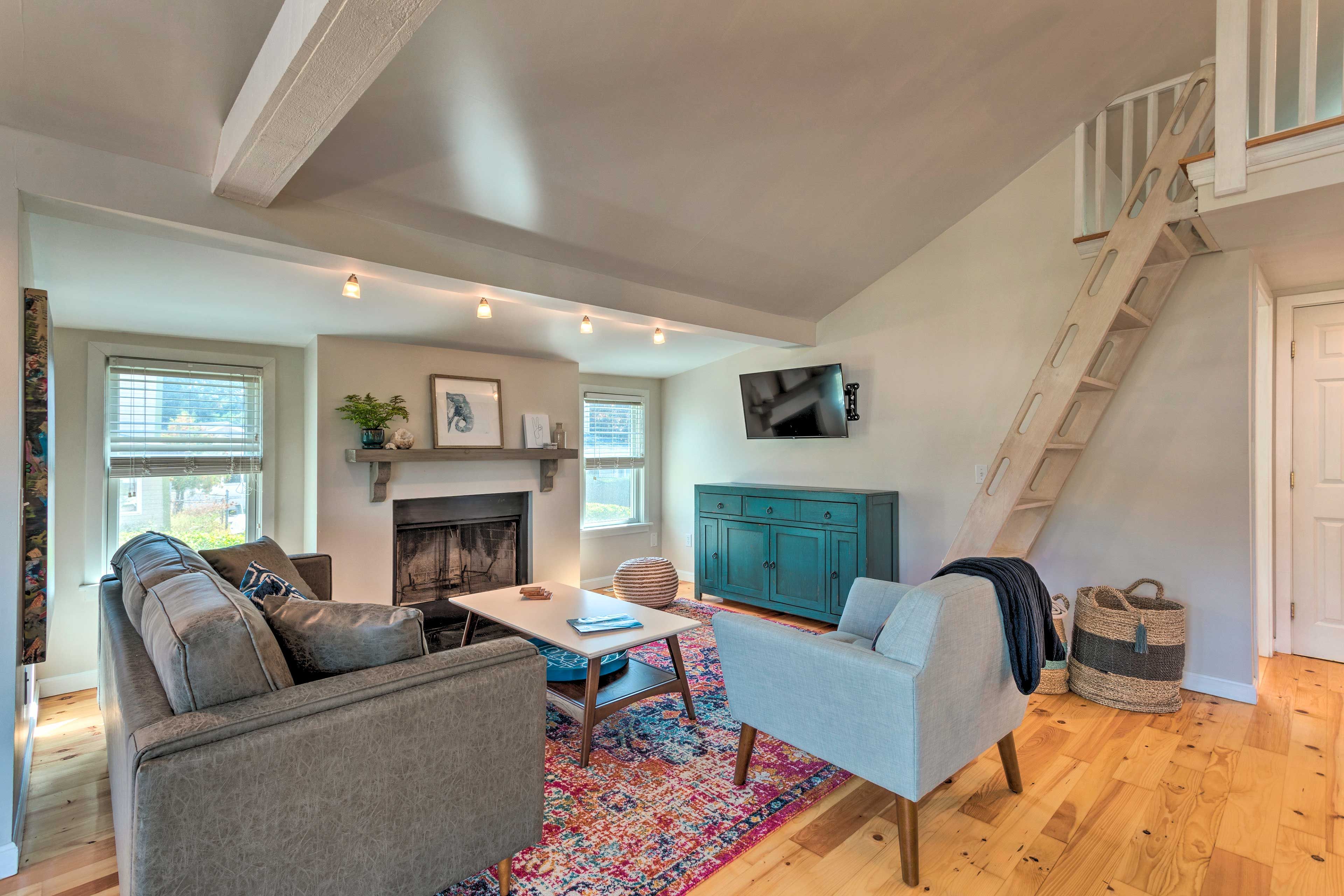 The modern home offers 2 bedrooms, 1.5 bathrooms and accommodations for 6.