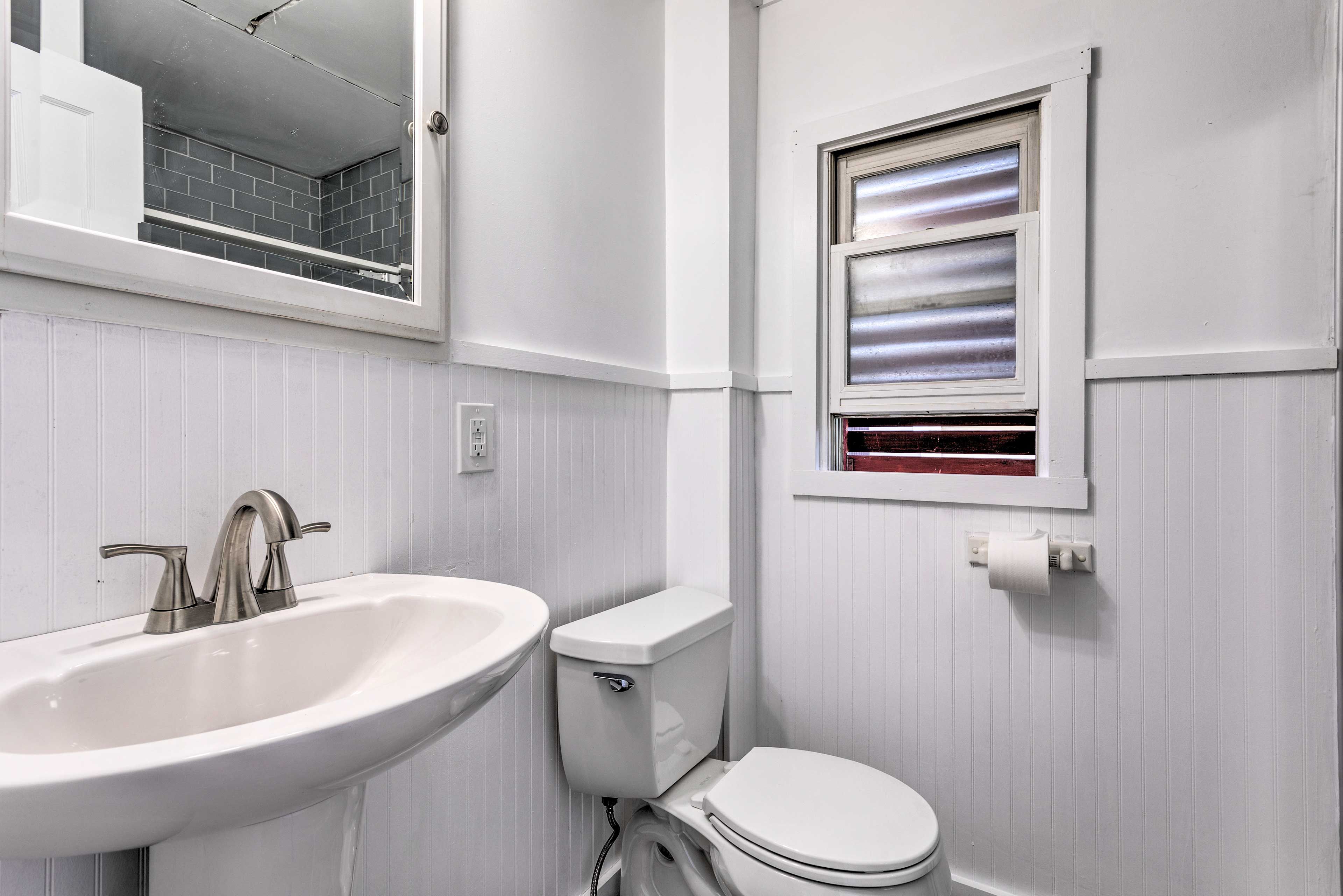 Full Bathroom | Towels Provided