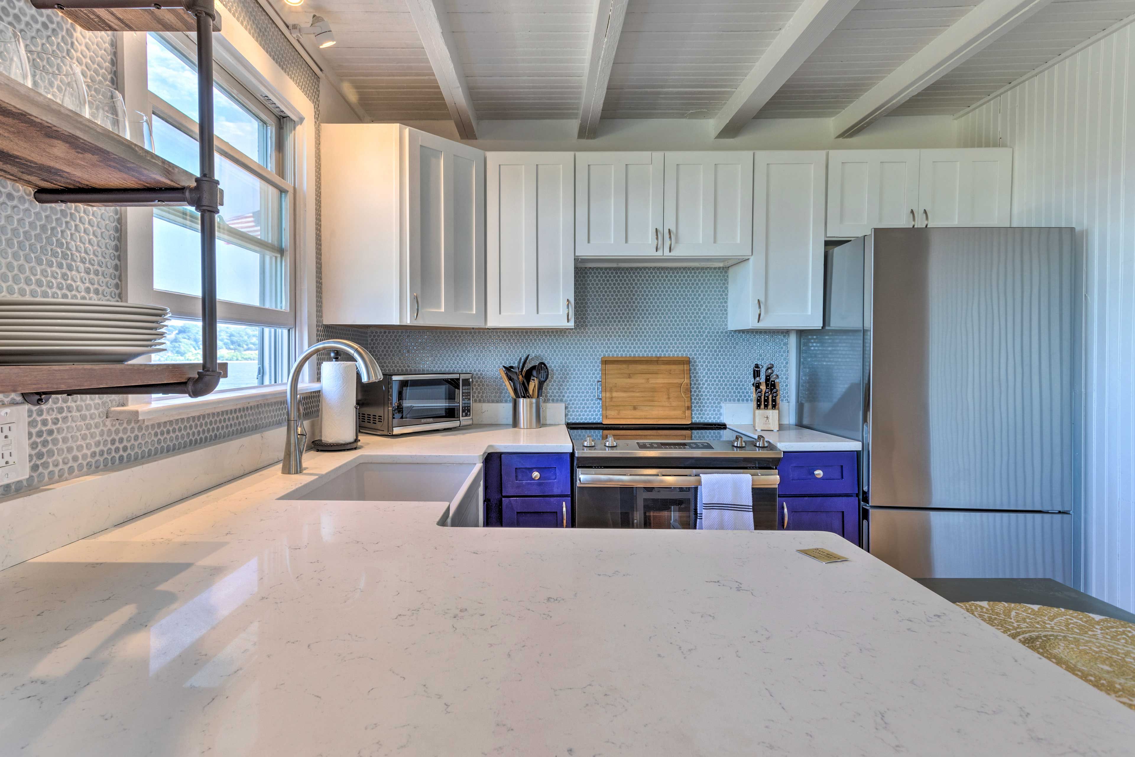 Fully Equipped Kitchen | Dishware & Glassware