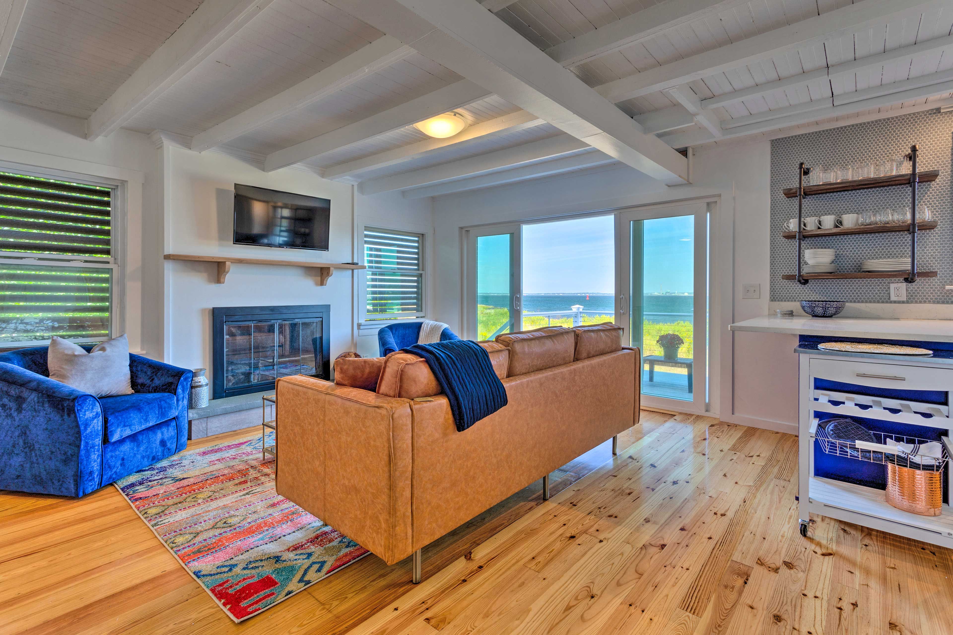 Living Room | TV | Fireplace