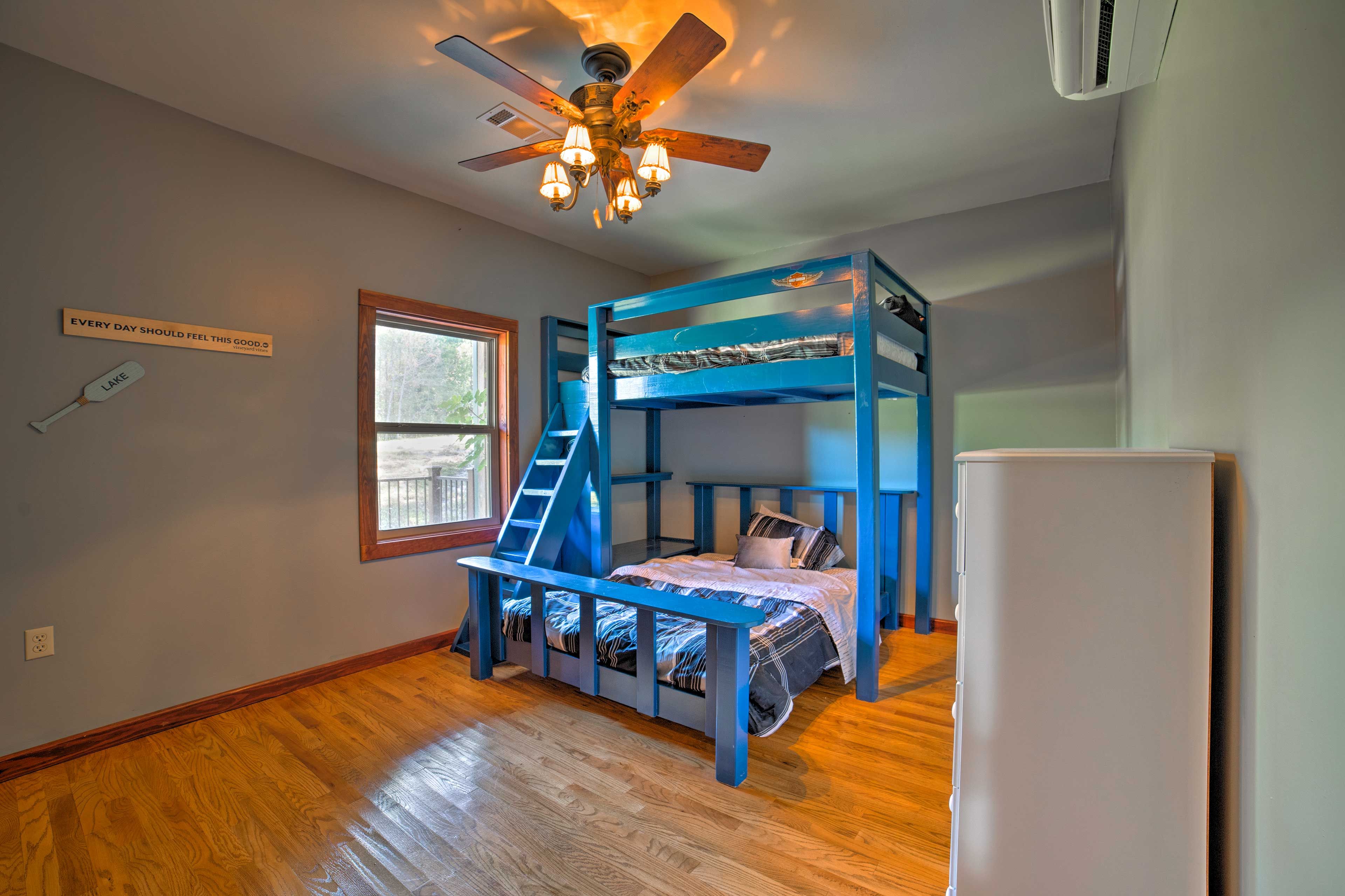 Bedroom 3 | Twin/Full Bunk Bed