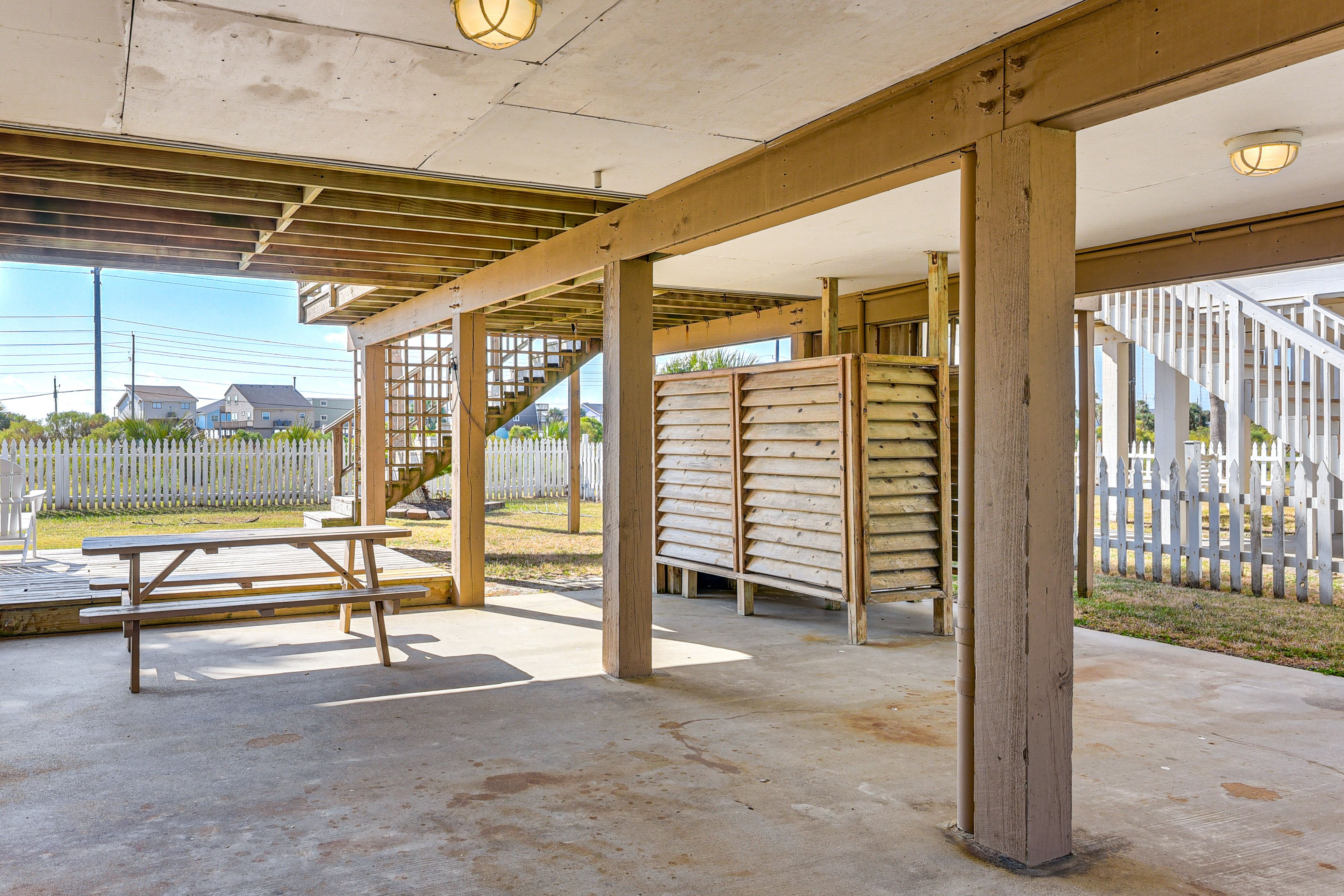 Lower Deck | Outdoor Shower