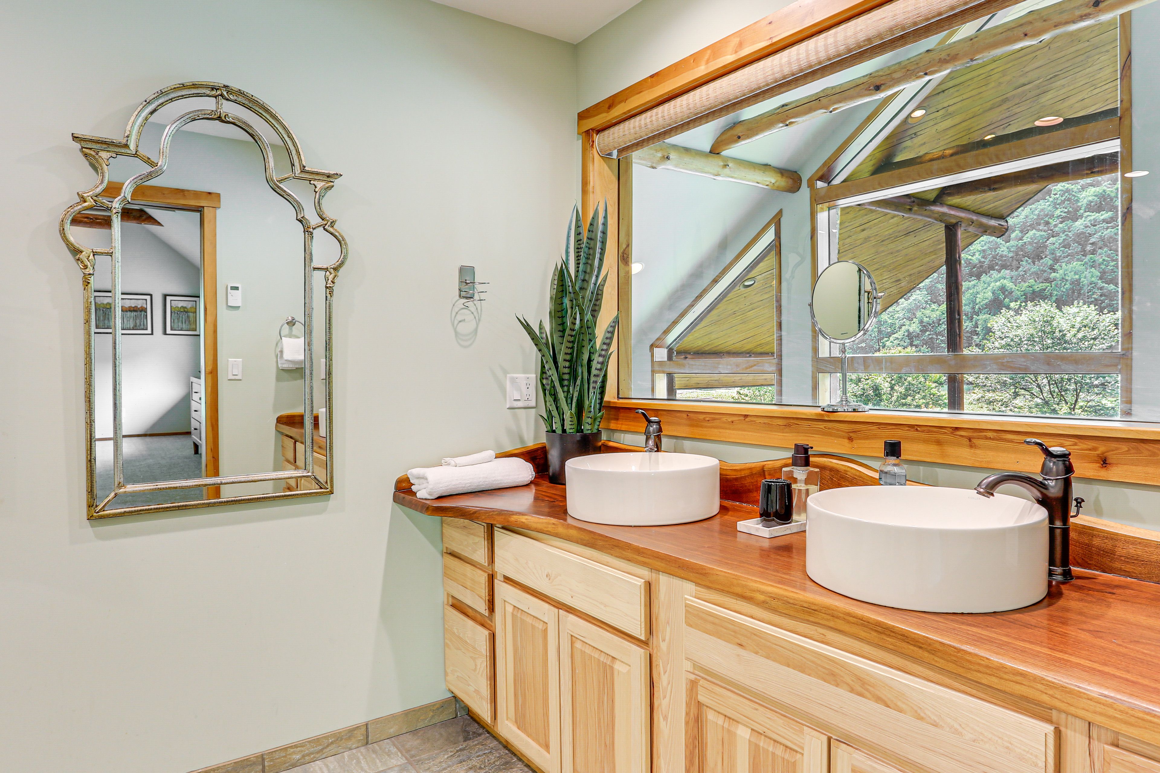 Full Bathroom | Towels Provided