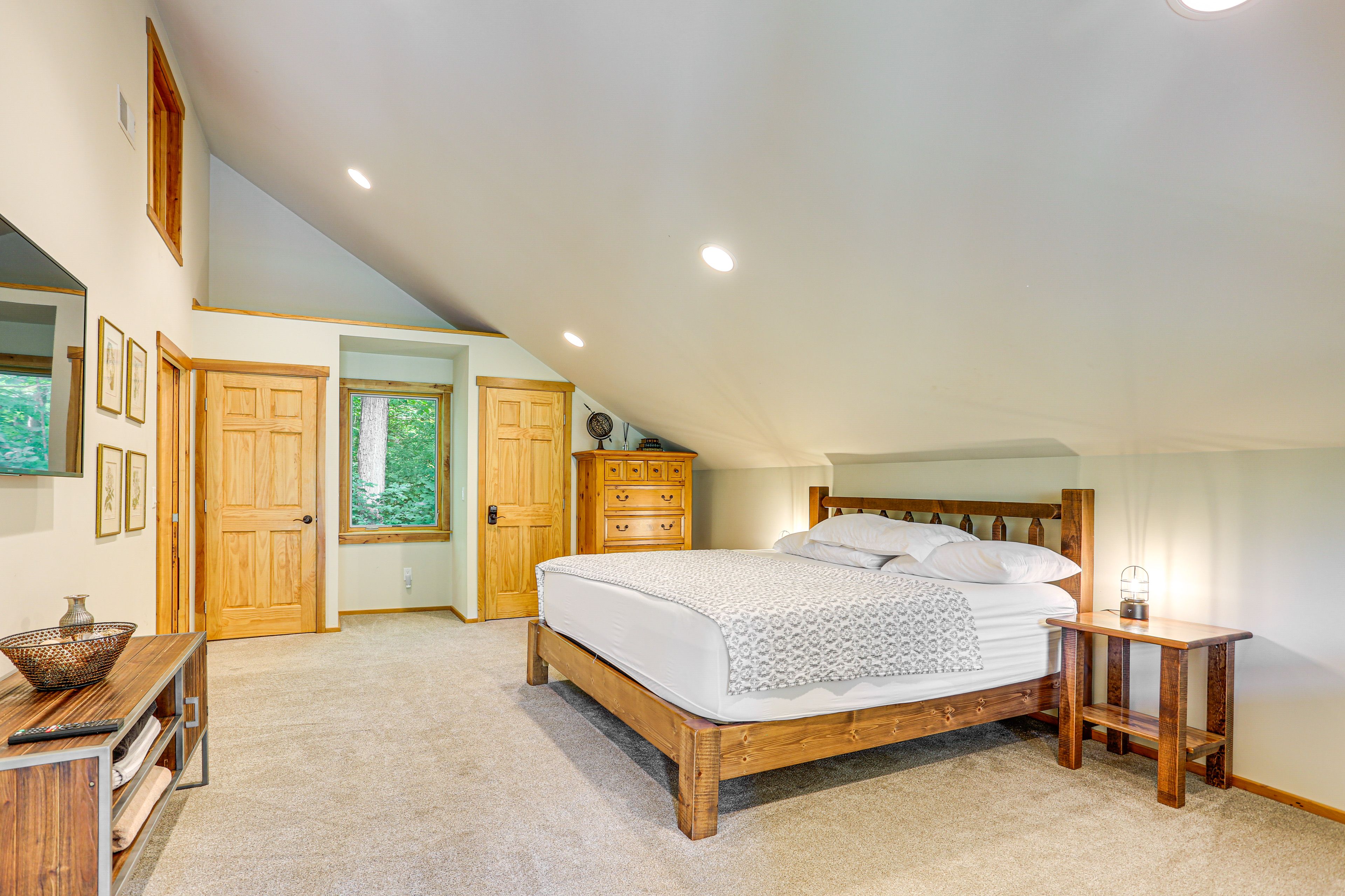 Bedroom 1 | King Bed | Linens Provided